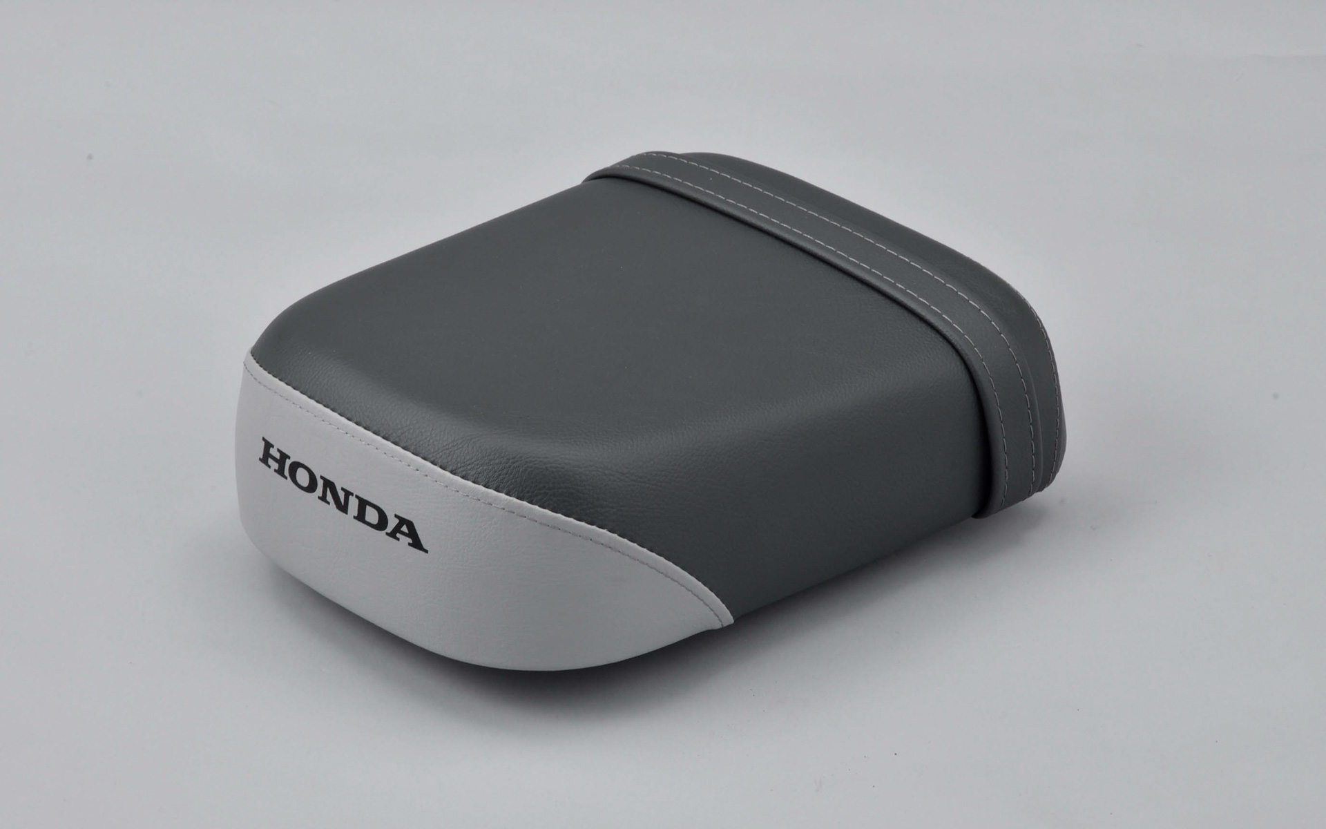 別売り純正アクセサリー ピリオンシート（グレー）