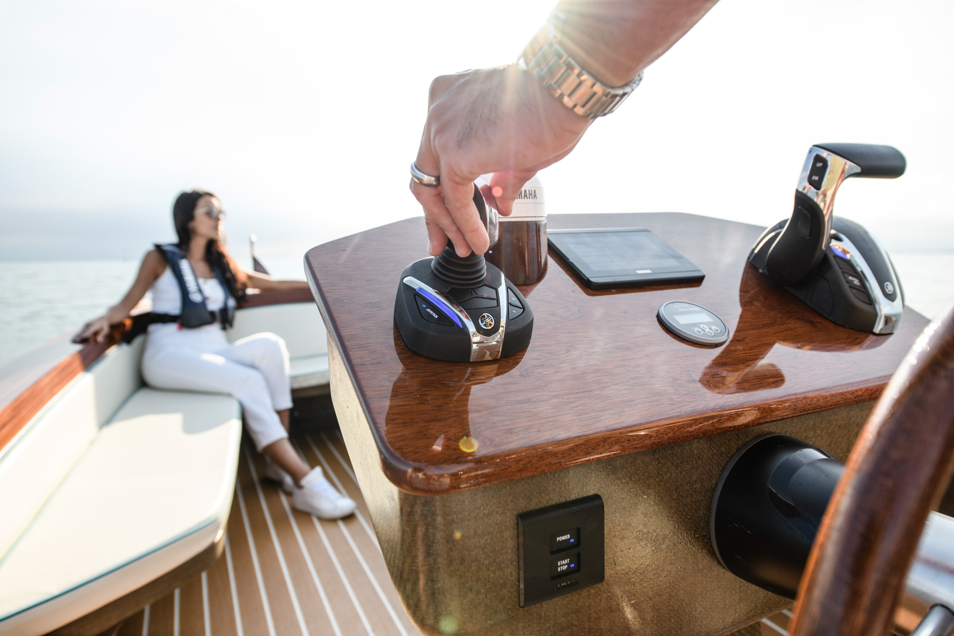 ジョイスティックによる快適な操船も可能