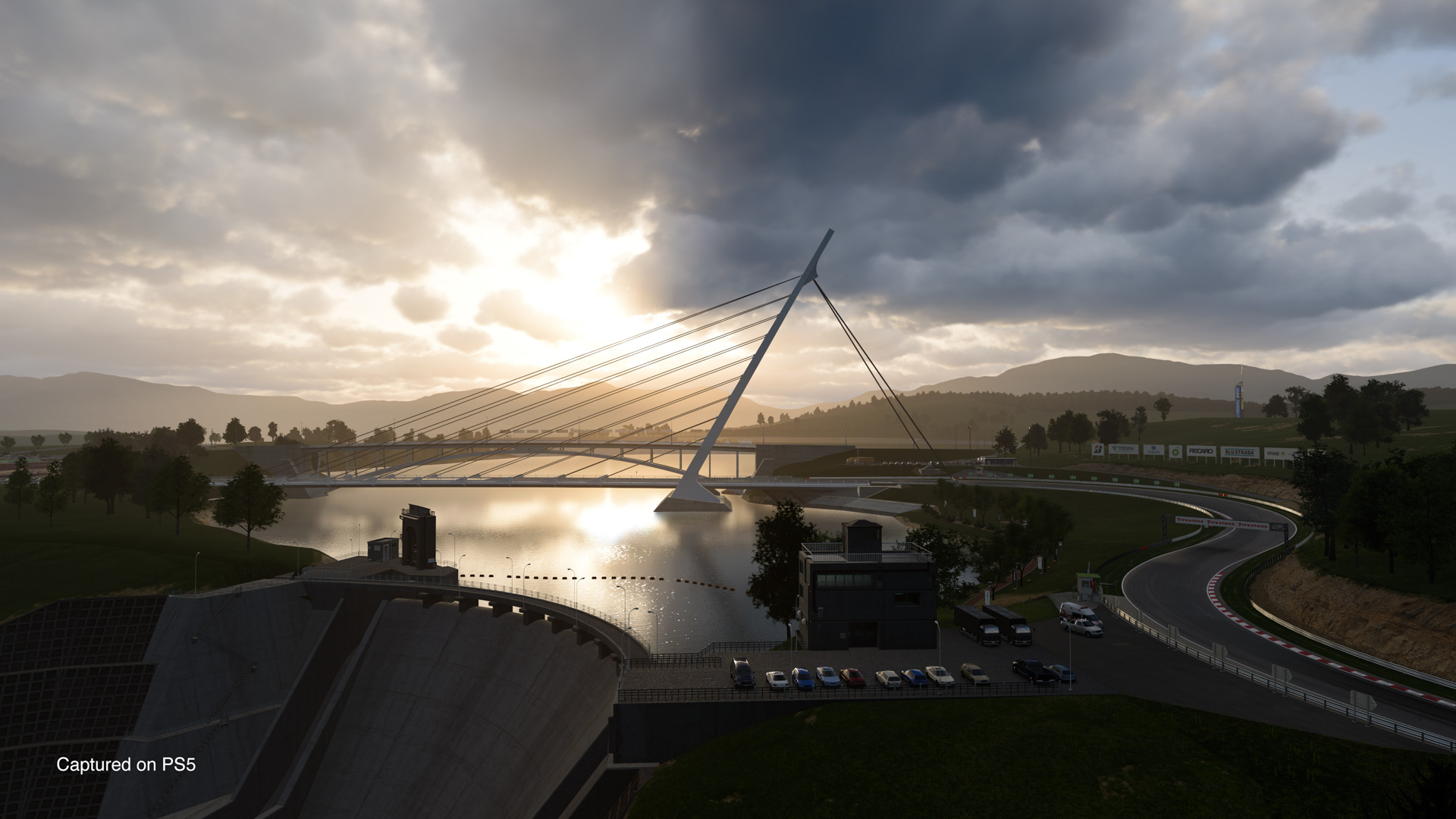 トライアルマウンテントライアルマウンテンやハイスピードリンクといったシリーズを象徴する歴史的サーキットが復活。時代に合わせてレイアウトの一部に手が加えられているだけでなく、プレイステーション5ではその表現力に合わせて、よりディテールに富んだリッチなコースに仕上がった