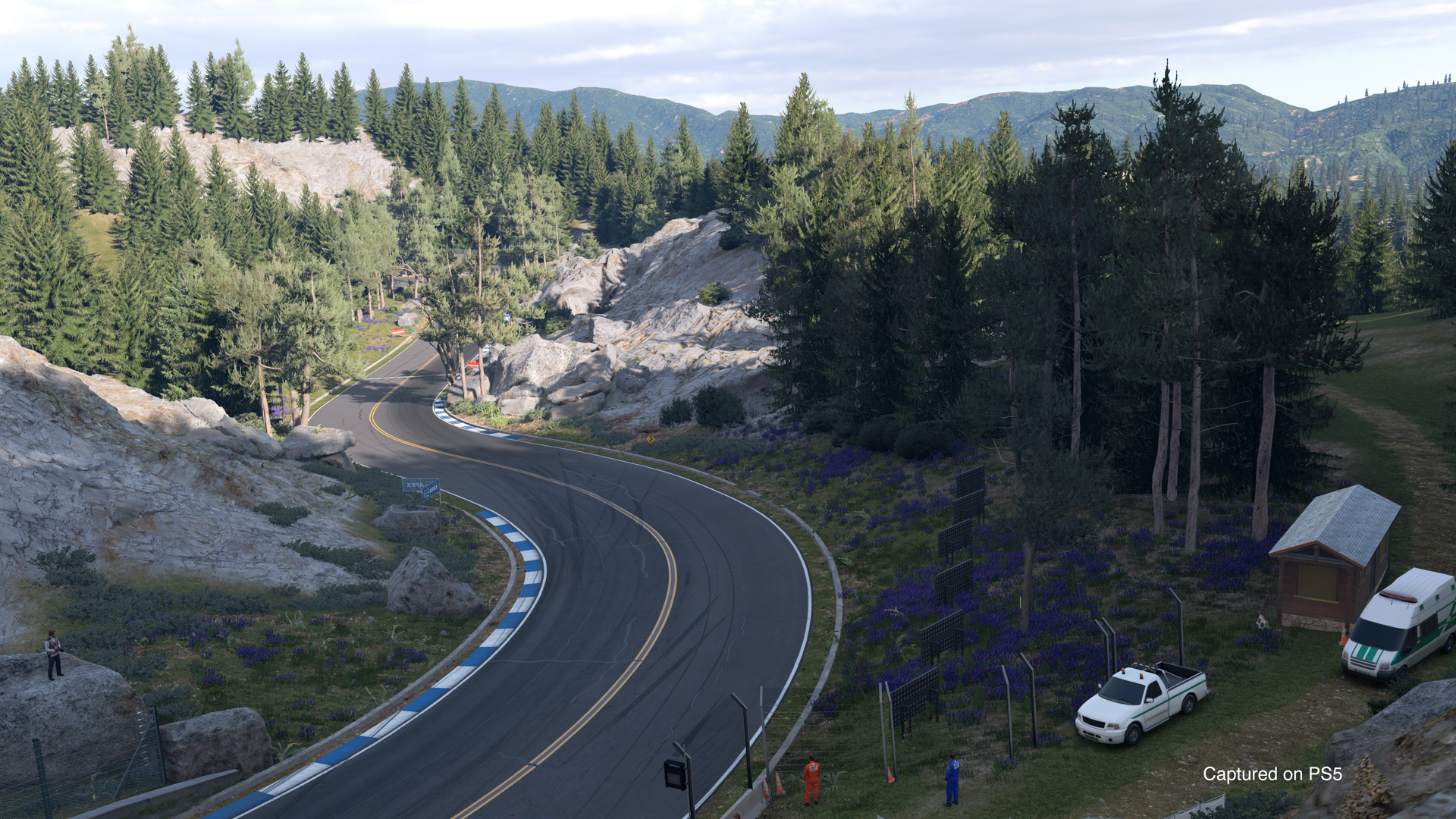 トライアルマウンテントライアルマウンテンやハイスピードリンクといったシリーズを象徴する歴史的サーキットが復活。時代に合わせてレイアウトの一部に手が加えられているだけでなく、プレイステーション5ではその表現力に合わせて、よりディテールに富んだリッチなコースに仕上がった