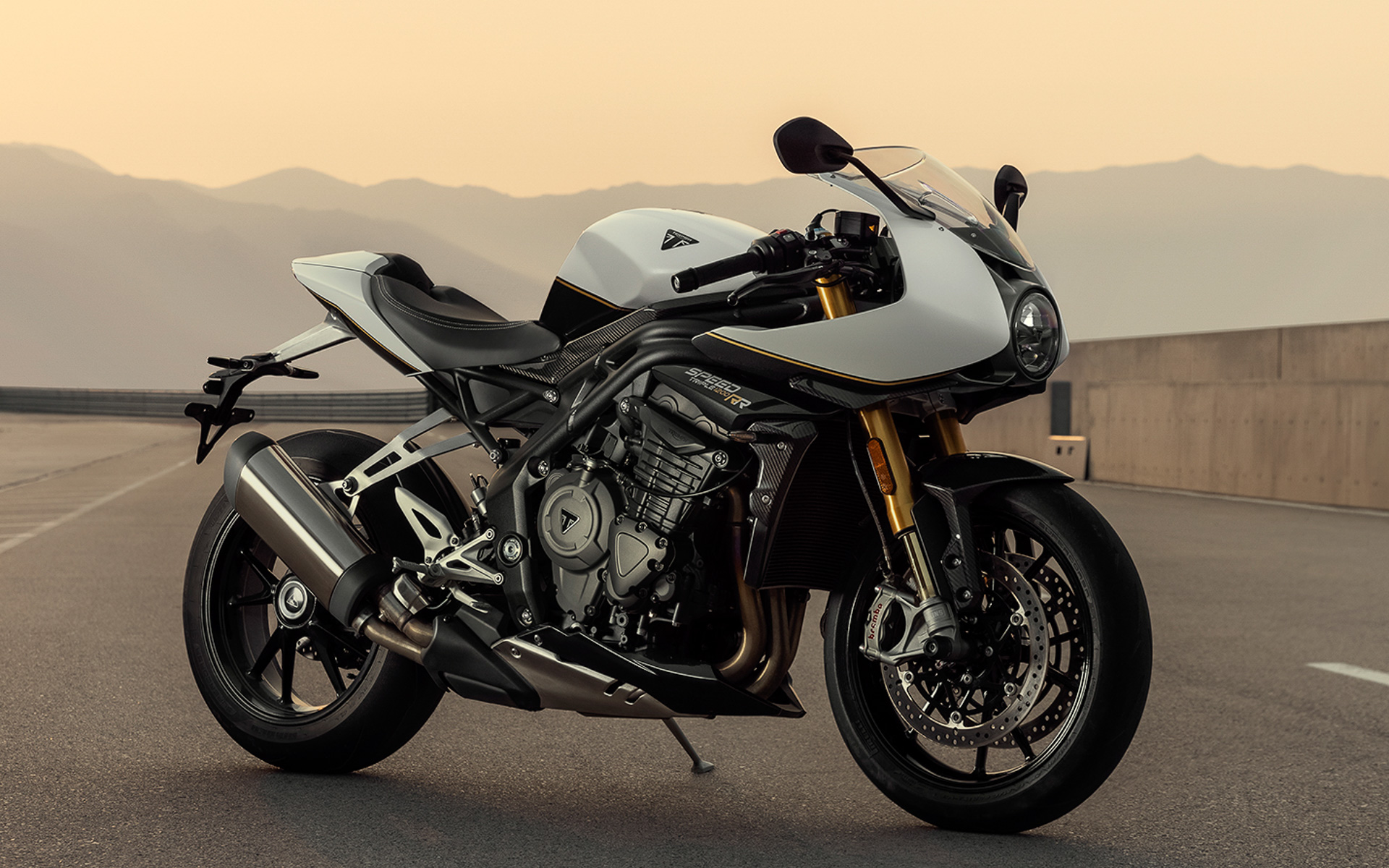 ボディカラー：クリスタルホワイト×ストームグレー