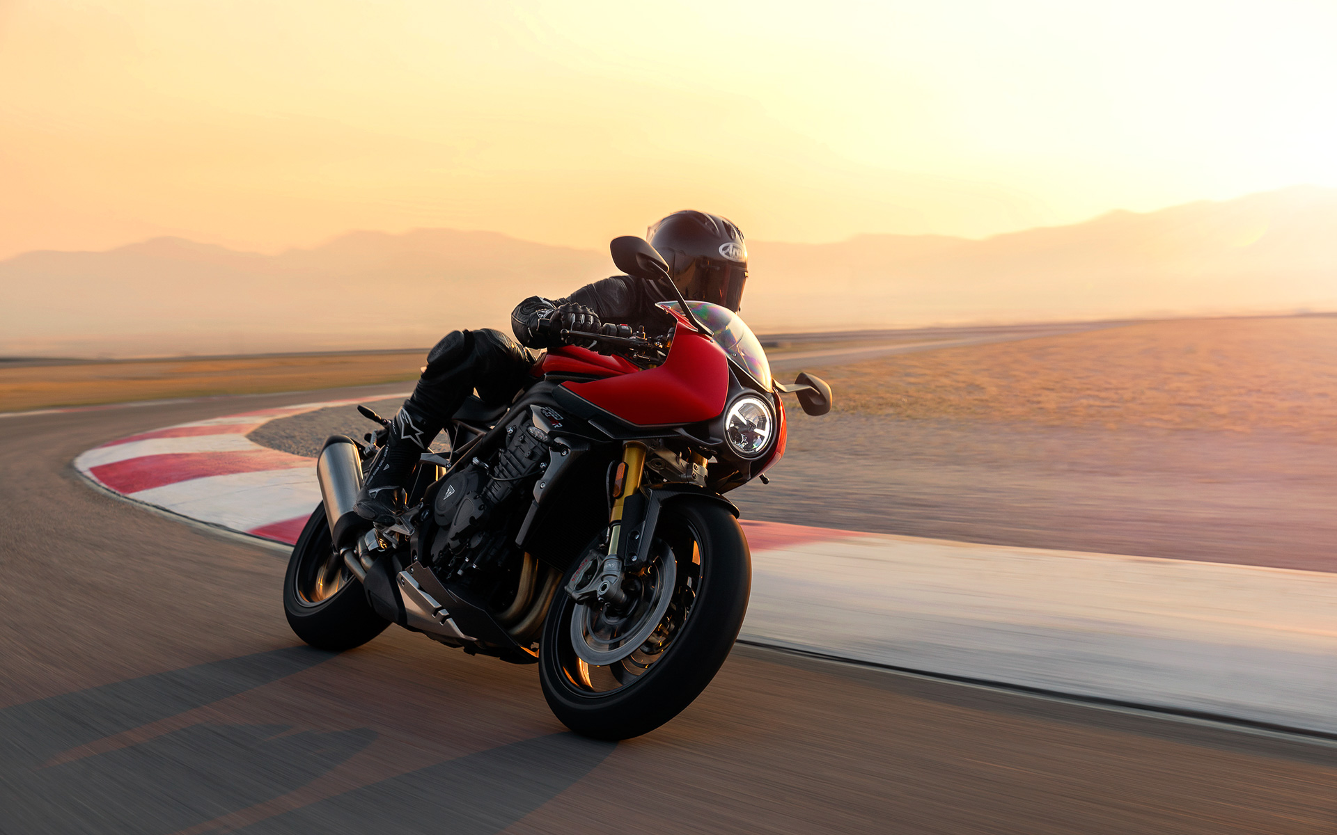 1万マイル（1万6000km）または12か月（いずれか早い方）のサービスインターバルが付属するほか、2年間の走行距離無制限保証も付いている。さらに、1年または2年の延長も可能となっている