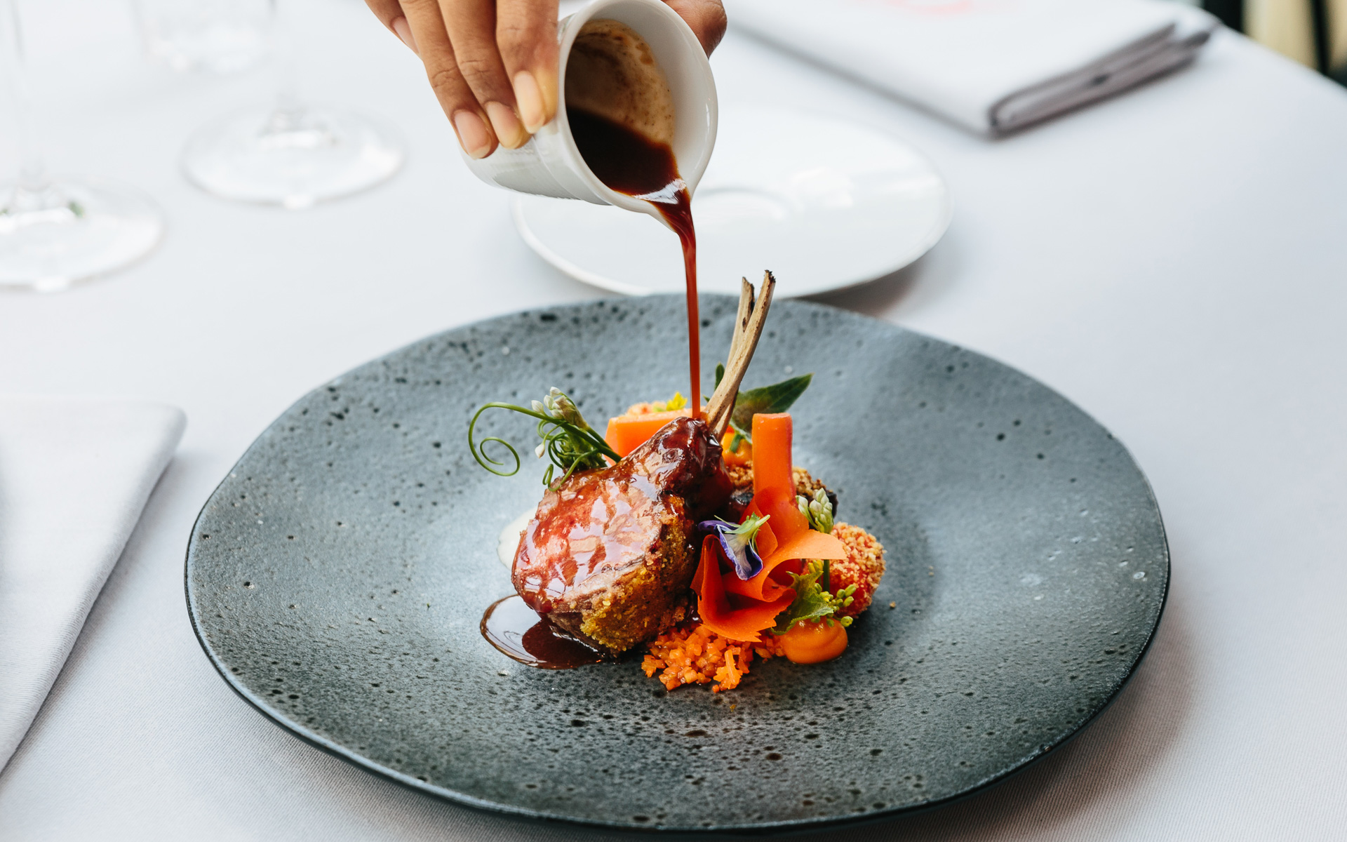 本格的なフランス料理を楽しめる「ダイナースクラブ フランス レストランウィーク 2021」は10月8日～10月31日の期間で開催される