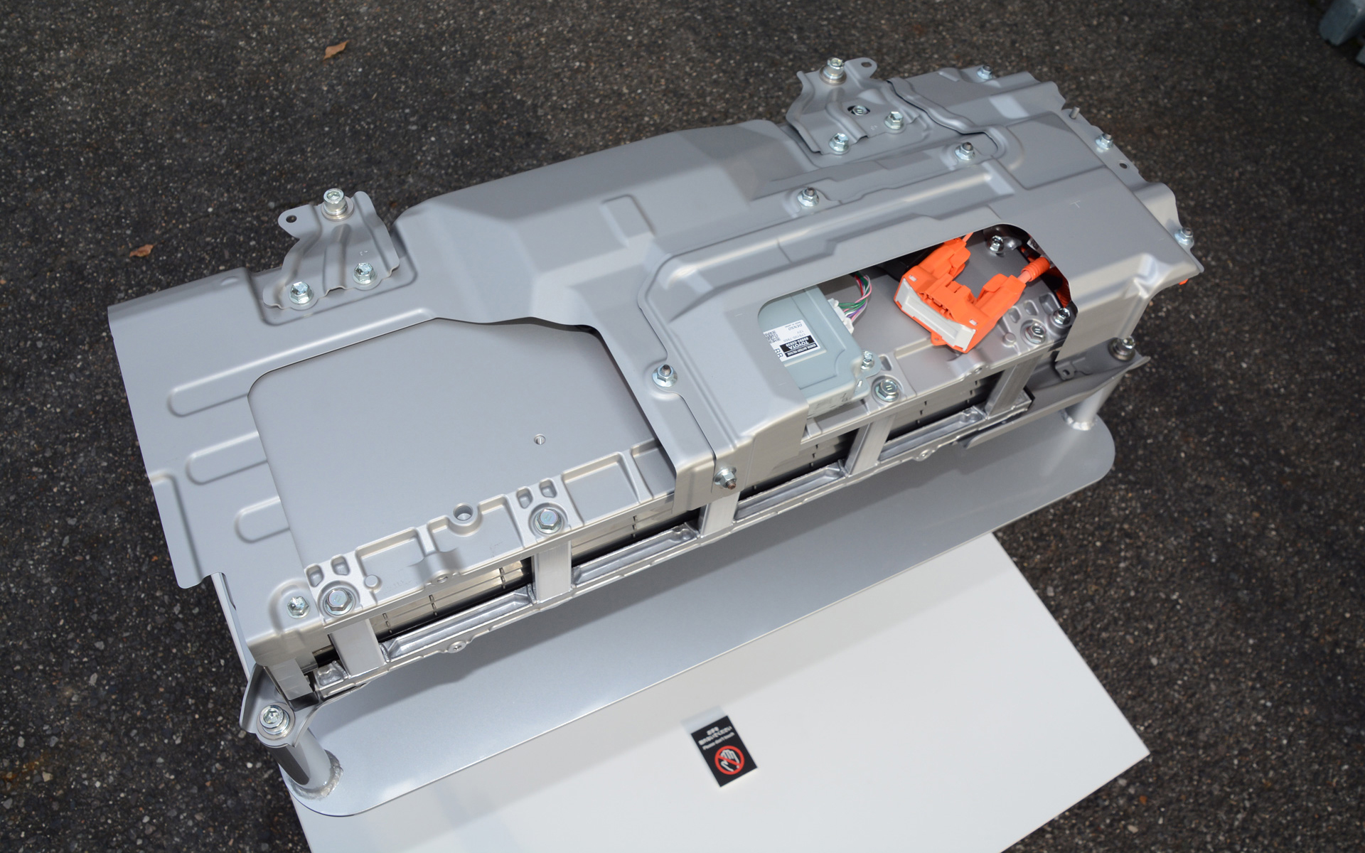 アクアに駆動用バッテリーとして搭載されるのバイポーラ型ニッケル水素電池