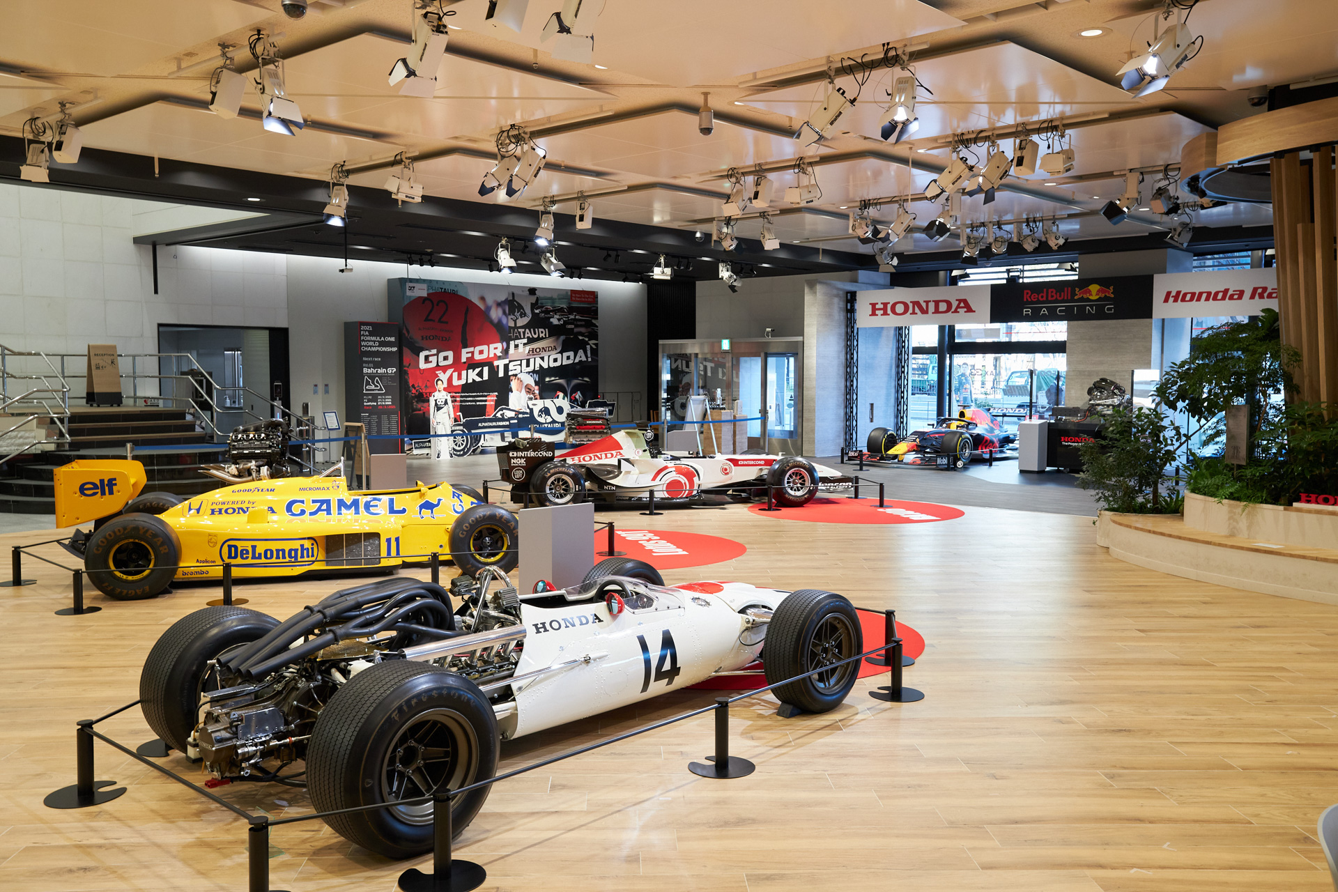 Hondaウエルカムプラザ青山 特別展「Honda F1 2021 2nd Stage ～夢は挑戦の先にしかない～」デジタル公開。日程：10月7日より特設サイトにて公開。Hondaウエルカムプラザ青山にて開催する特別展を360度カメラで撮影し、デジタルコンテンツ化して紹介。過去チャンピオンを獲得したHondaエンジン搭載マシンたちをオンラインでも公開