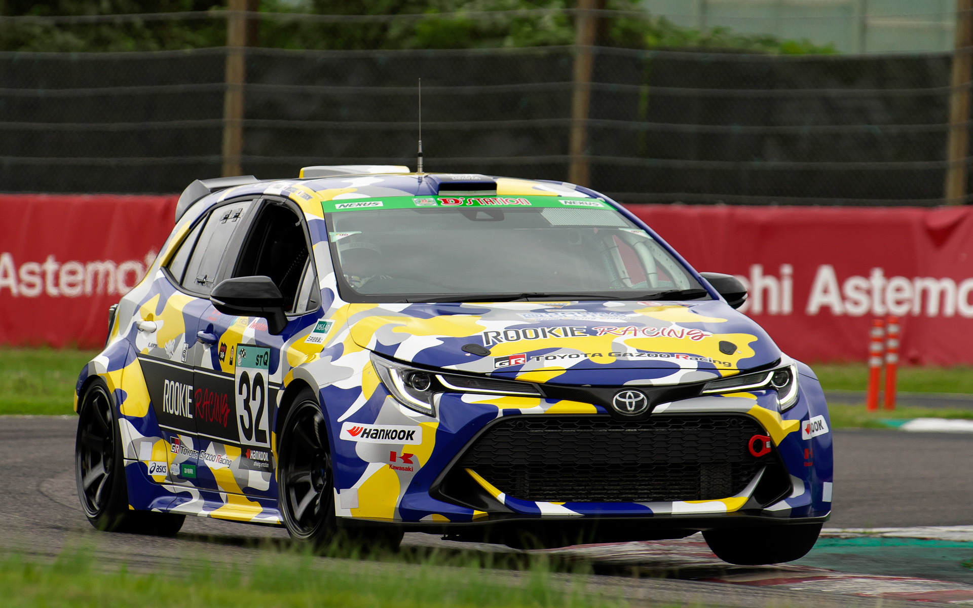 鈴鹿の日立アステモシケインを走る32号車 カローラH2コンセプト