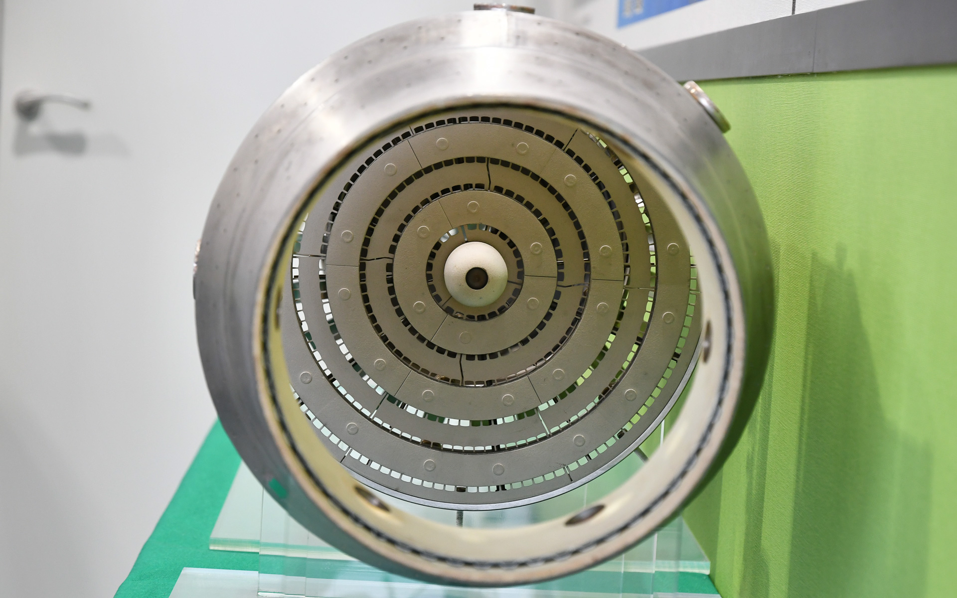 西村氏がガスコンロ状という水素ドライ燃焼方式の燃焼室内部