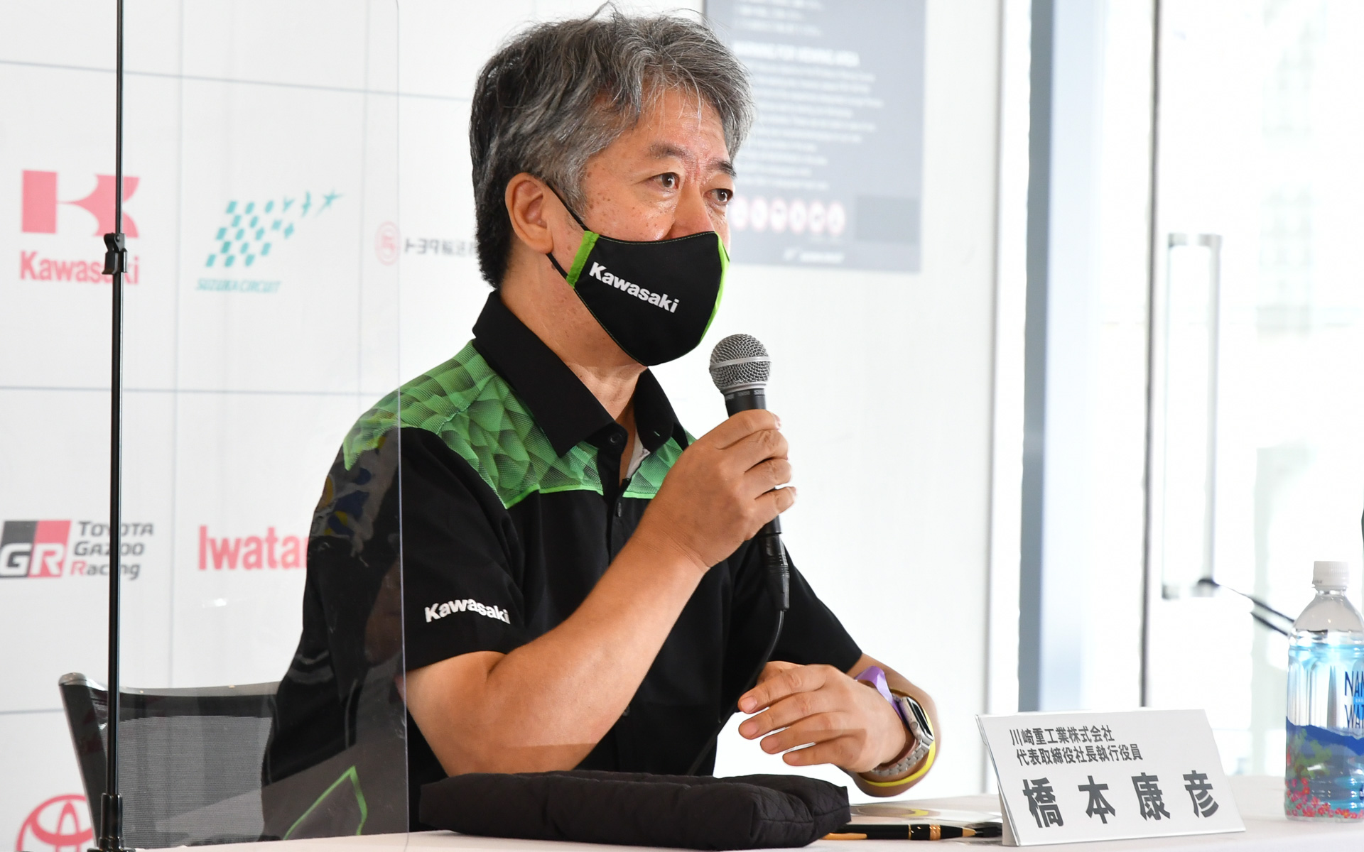 オートポリスに続きグリーンモンスターカラーのポロシャツで登壇した川崎重工業株式会社 代表取締役 社長執行役員兼CEO 橋本康彦氏。2019年の鈴鹿8耐を制覇したときのように、カワサキスタッフは緑のウェアでバッチリ決めていた