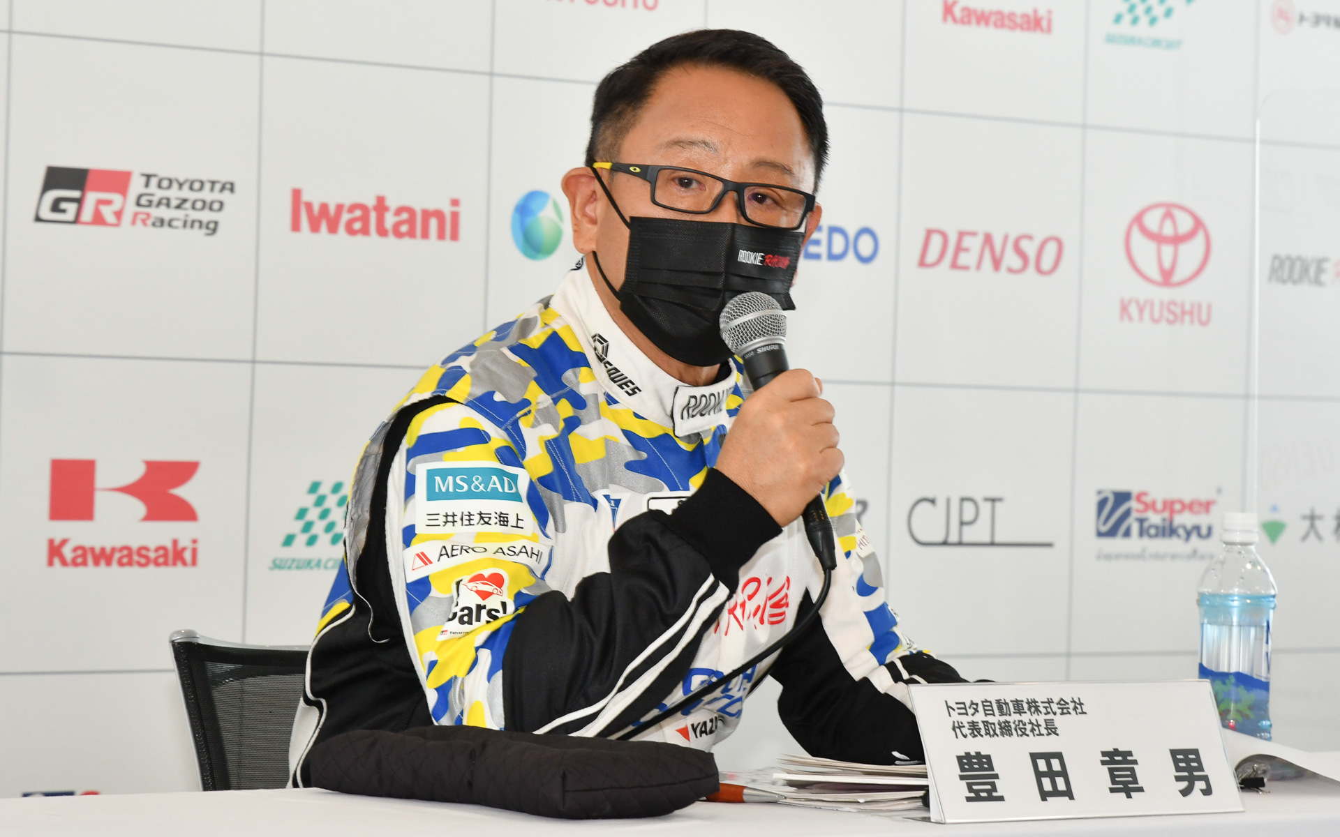 トヨタ自動車 代表取締役社長 豊田章男氏。レーシグスーツを着ているのは、モリゾウ選手としてスーパー耐久を走るため。見慣れた風景でもあるが、よくよく考えると世界的には珍しく、世界一のカーガイであるのは間違いない