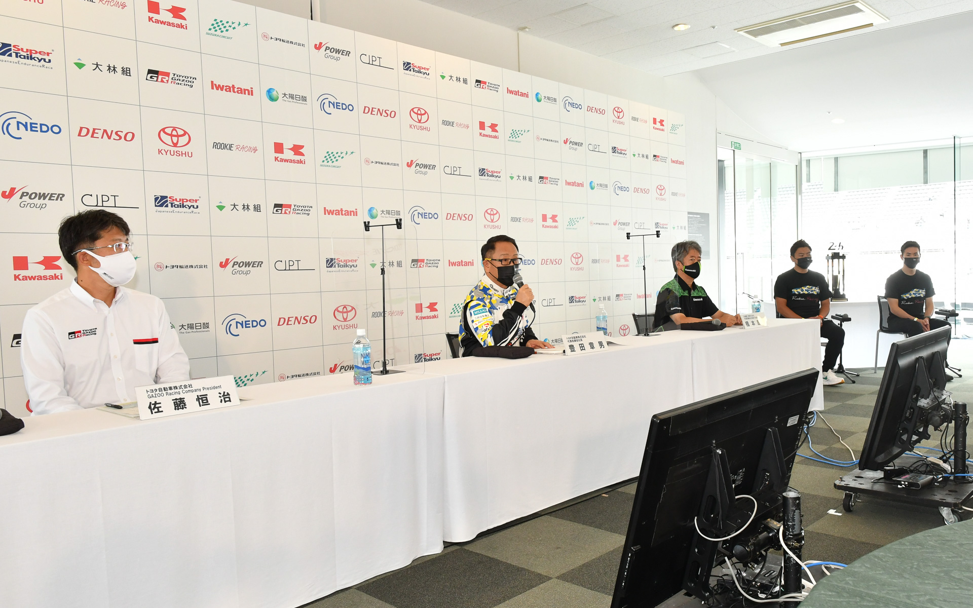 会見全景。背景ボードに描かれるサポート企業が毎戦増えていく。水素仲間が増えているということ