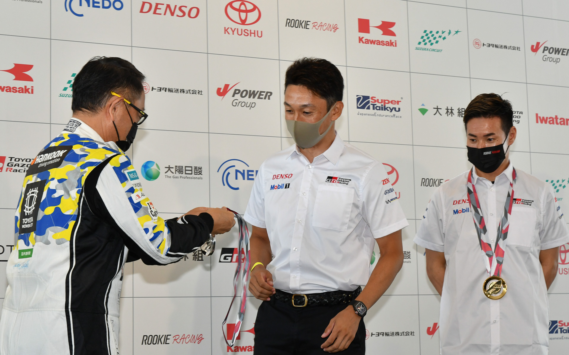 中嶋一貴選手に銀メダルを授与