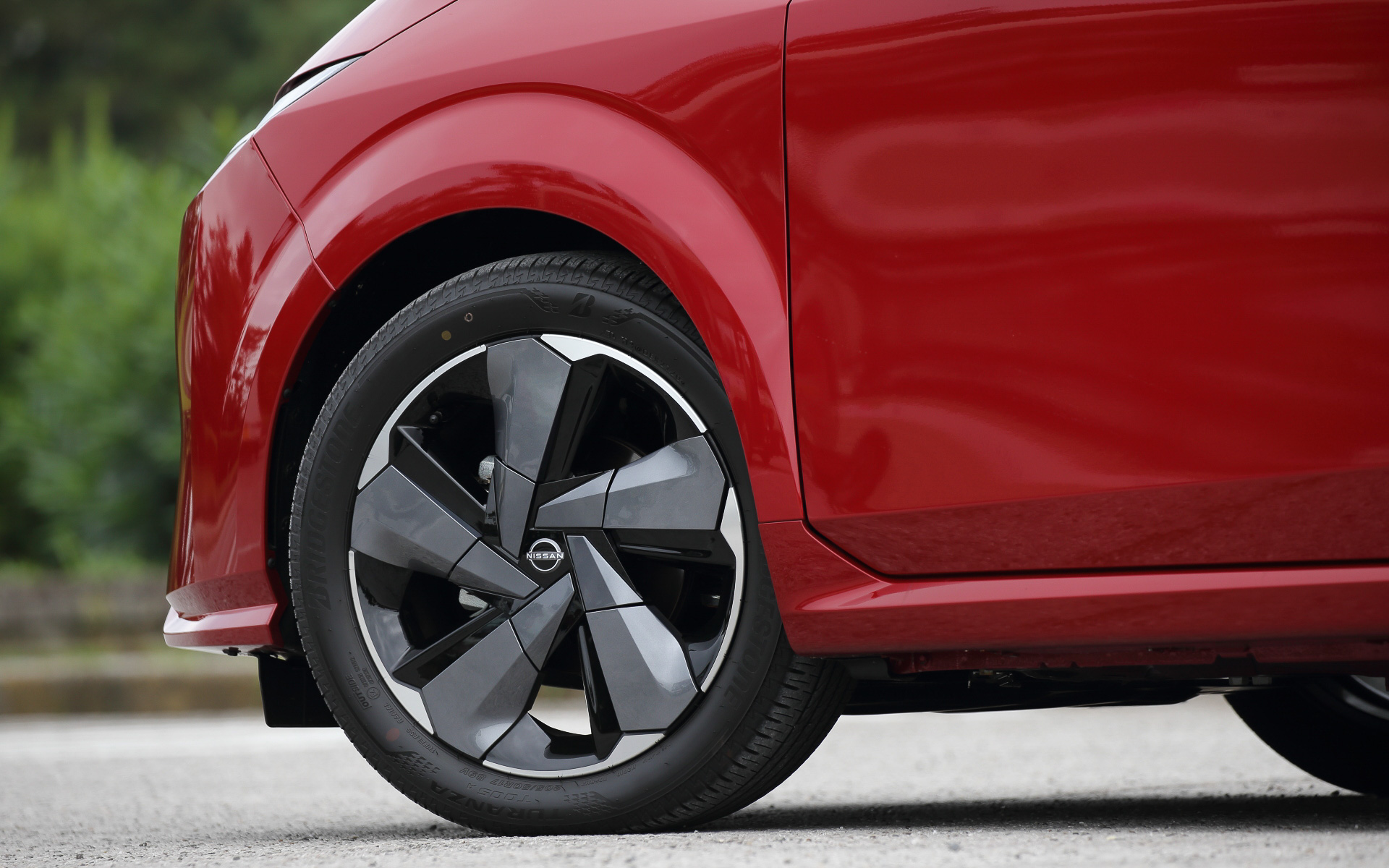 外観ではボディのワイド化に伴って超薄型LEDヘッドライト/LEDシーケンシャルターンランプ（兼デイタイムランニングランプ）を採用するとともに、フォグランプや横一文字に点灯するリアコンビネーションランプといった灯火類も全てLED化。軽量化にひと役買う樹脂加飾付き17インチアルミホイール（タイヤはブリヂストン「TURANZA T005A」でサイズは205/50R17）も採用