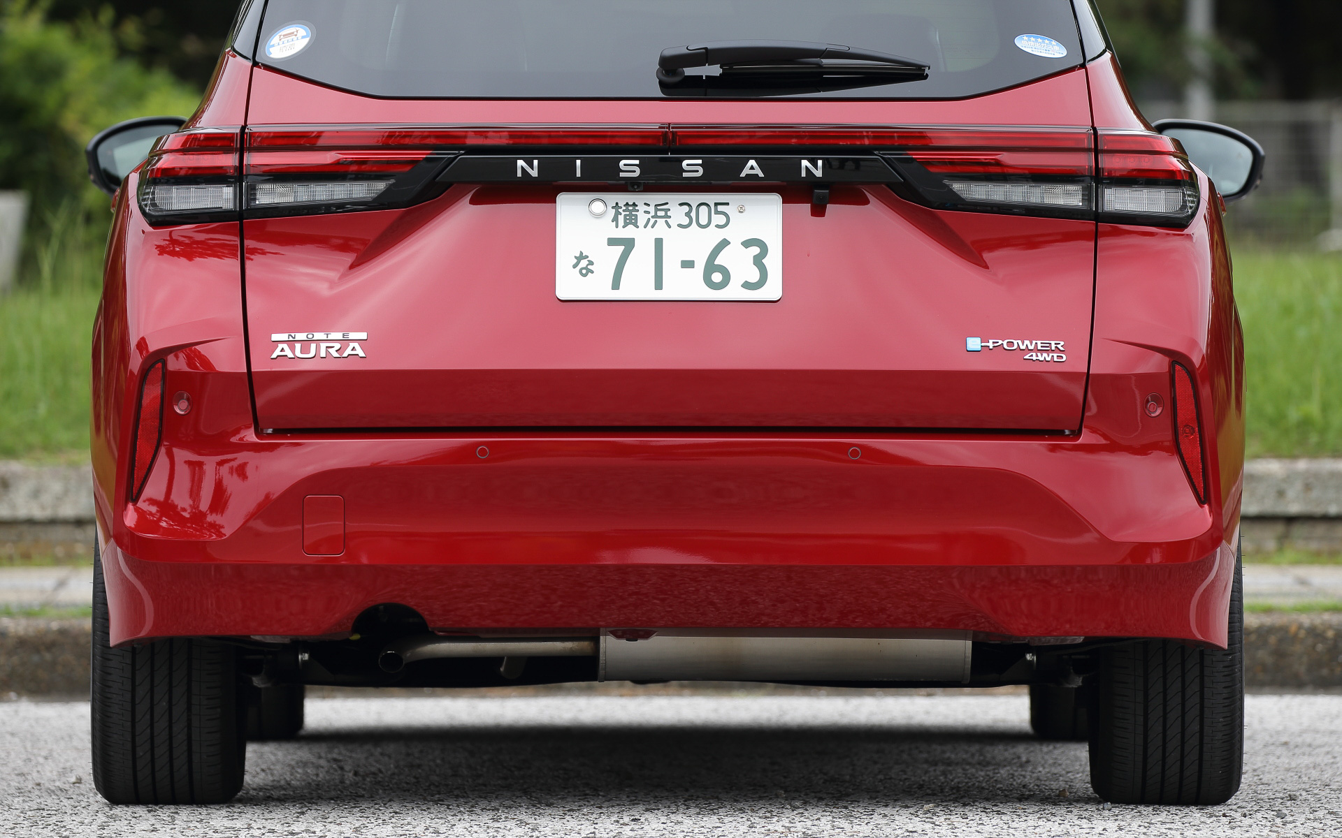 外観ではボディのワイド化に伴って超薄型LEDヘッドライト/LEDシーケンシャルターンランプ（兼デイタイムランニングランプ）を採用するとともに、フォグランプや横一文字に点灯するリアコンビネーションランプといった灯火類も全てLED化。軽量化にひと役買う樹脂加飾付き17インチアルミホイール（タイヤはブリヂストン「TURANZA T005A」でサイズは205/50R17）も採用