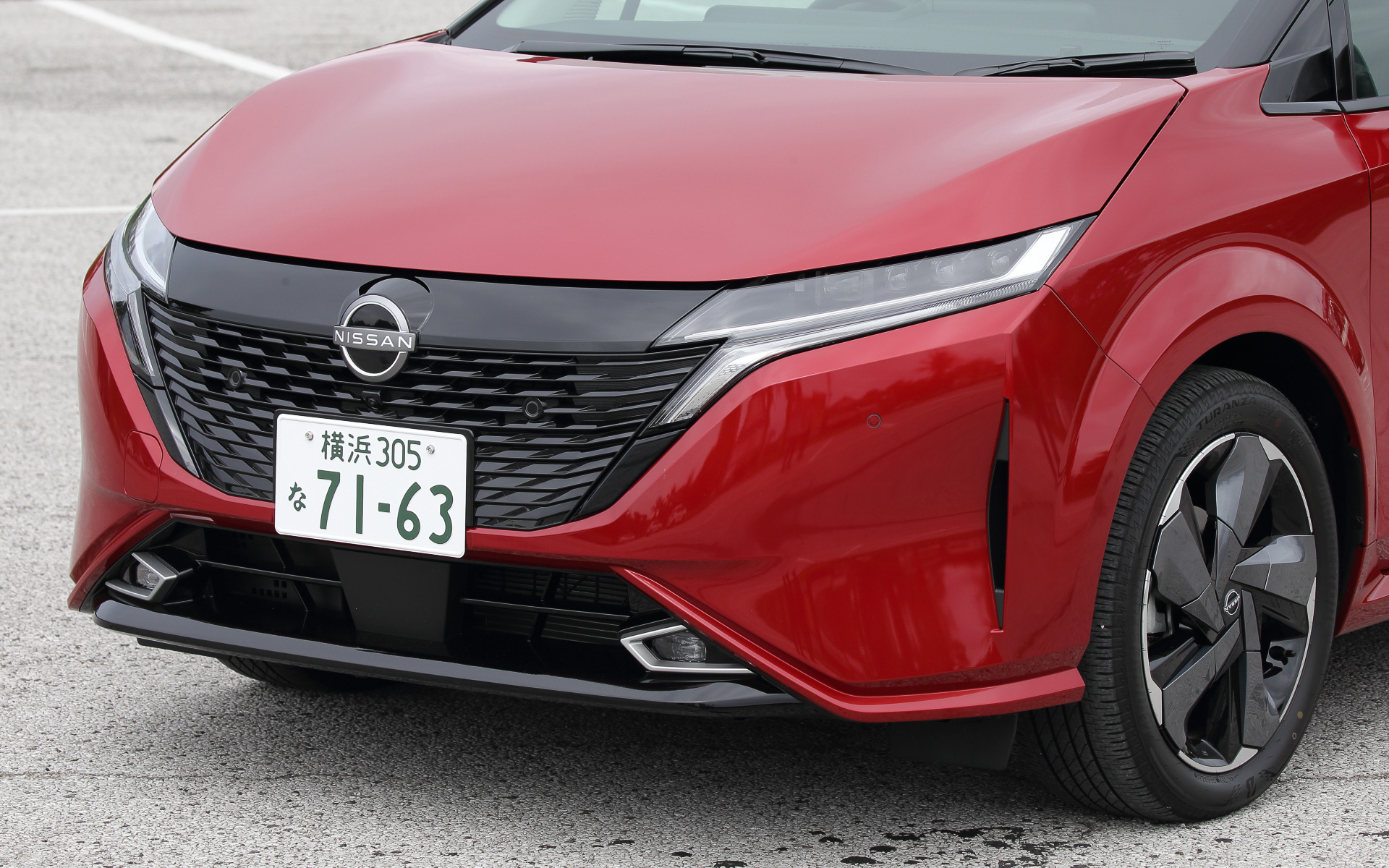 外観ではボディのワイド化に伴って超薄型LEDヘッドライト/LEDシーケンシャルターンランプ（兼デイタイムランニングランプ）を採用するとともに、フォグランプや横一文字に点灯するリアコンビネーションランプといった灯火類も全てLED化。軽量化にひと役買う樹脂加飾付き17インチアルミホイール（タイヤはブリヂストン「TURANZA T005A」でサイズは205/50R17）も採用