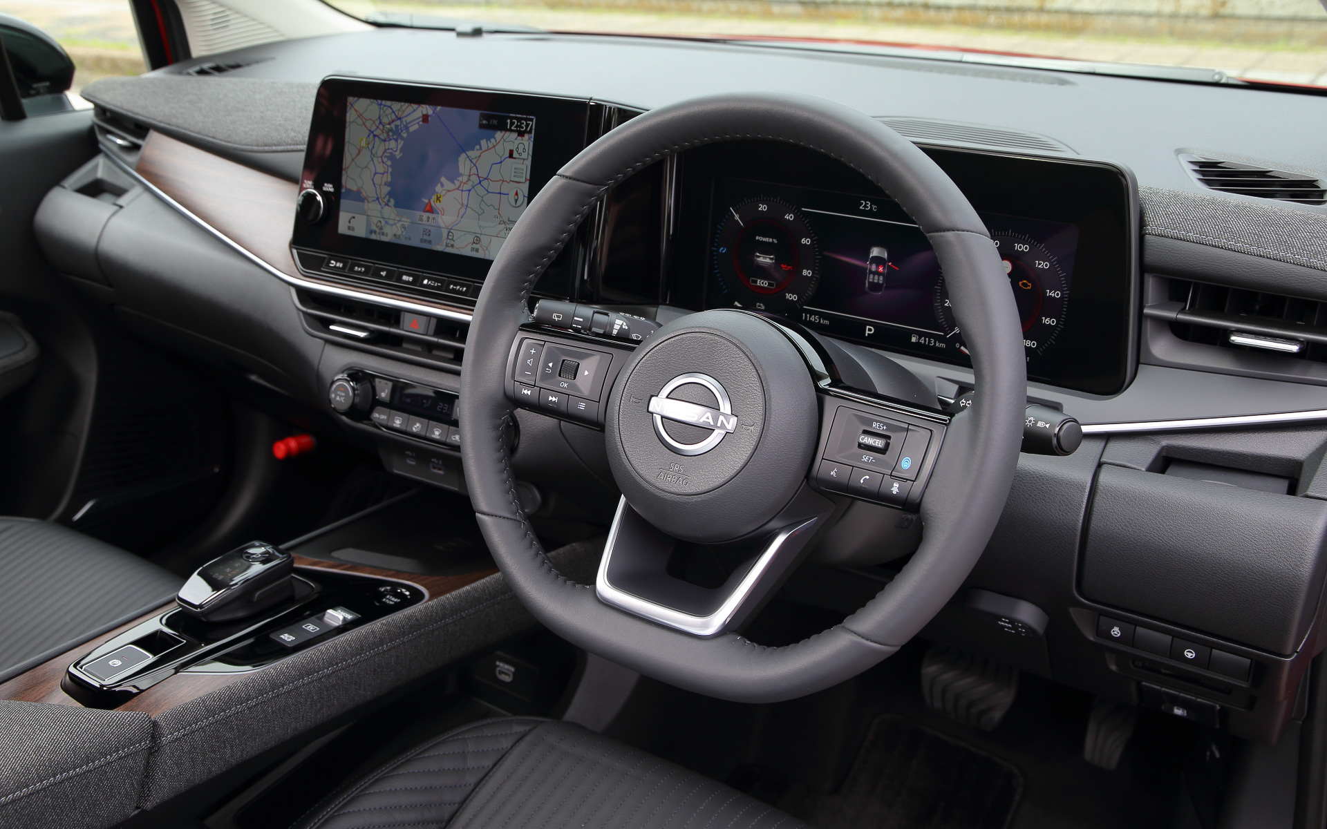 インテリアではツイード表皮と木目調パネルをインパネに採用するとともに、ツイード表皮シート（または本革3層構造シート）、センターコンソールのイルミネーション、クラス初採用の12.3インチフルTFTメーターなどを新たに装備し、五感で感じる美しさと機能性を追求