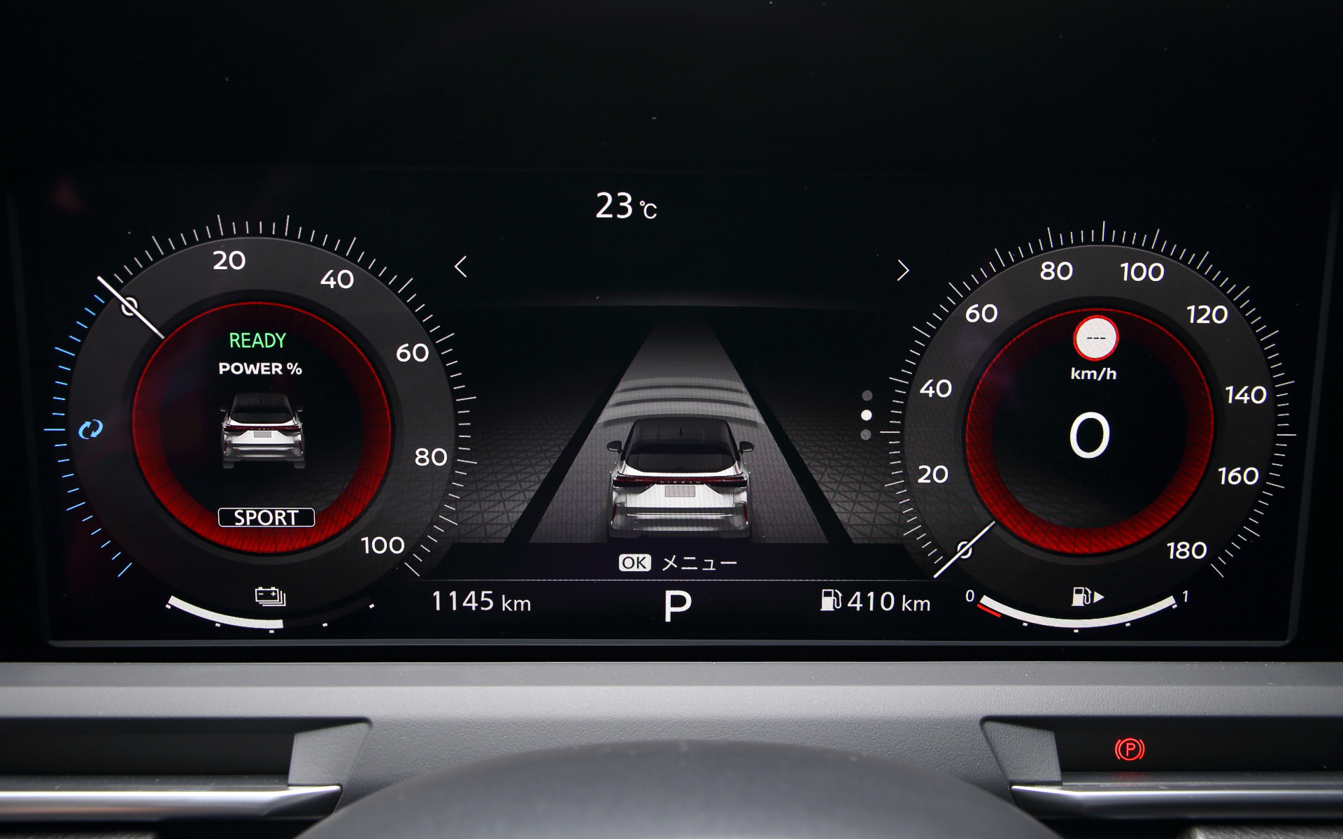 運転席前のフルTFTで視認性に優れた「アドバンスドドライブアシスト ディスプレイ(12.3インチカラーディスプレイ)」は、9インチの「NissanConnectナビゲーションシステム」と1枚に繋がるデザイン。12.3インチフルTFTメーターは、従来からあるようなタコメーター(e-POWERではパワーメーター)とスピードメーターを並べたような「クラシック表示」、中央のナビゲーションの表示を大きくしつつ独創的なメーター表示を行なう「エンハンス表示」の2種類を設定。ドライブモードは「SPORT」「ECO」「NORMAL」から選択可能