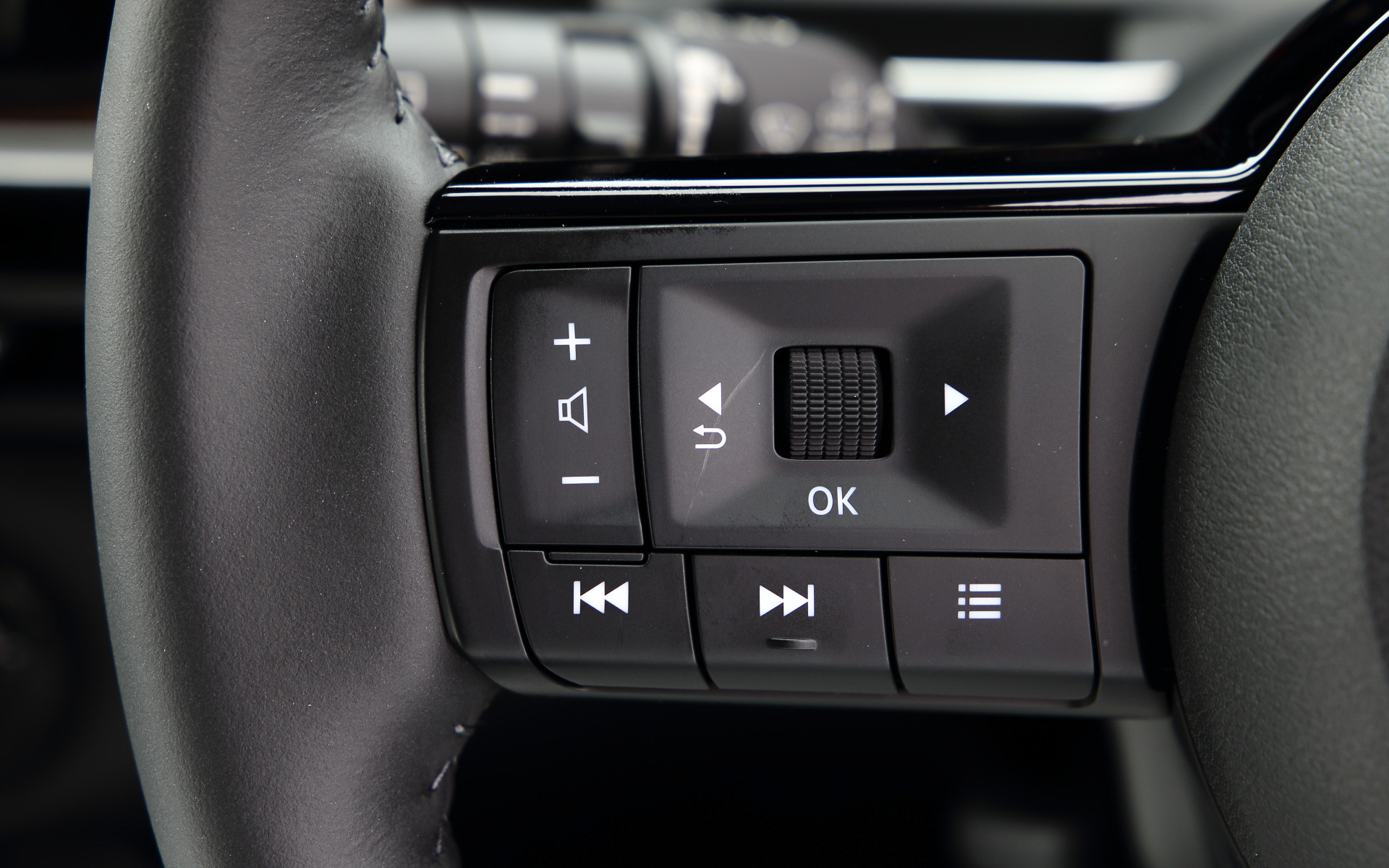 本革巻きステアリングの右側にプロパイロットが備わる