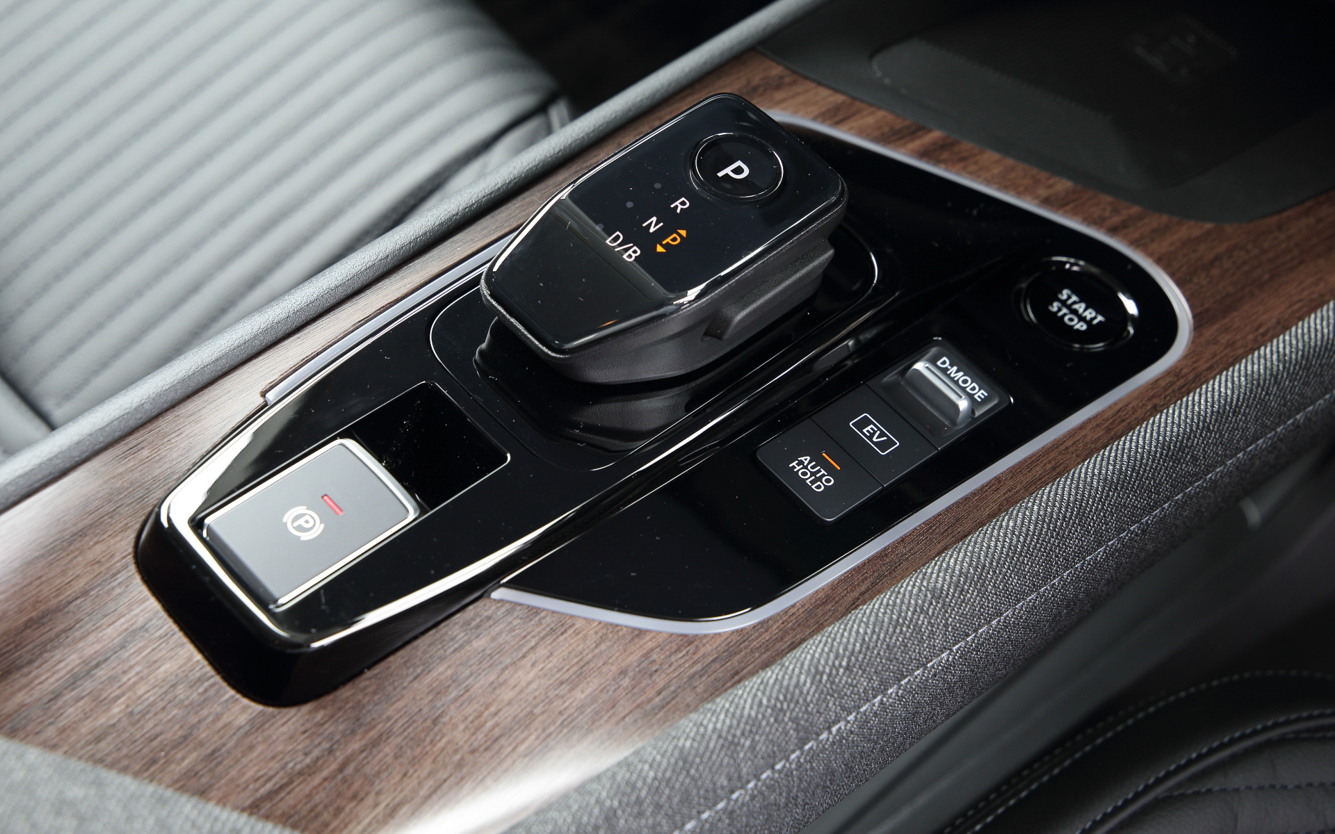 インテリアではツイード表皮と木目調パネルをインパネに採用するとともに、ツイード表皮シート（または本革3層構造シート）、センターコンソールのイルミネーション、クラス初採用の12.3インチフルTFTメーターなどを新たに装備し、五感で感じる美しさと機能性を追求