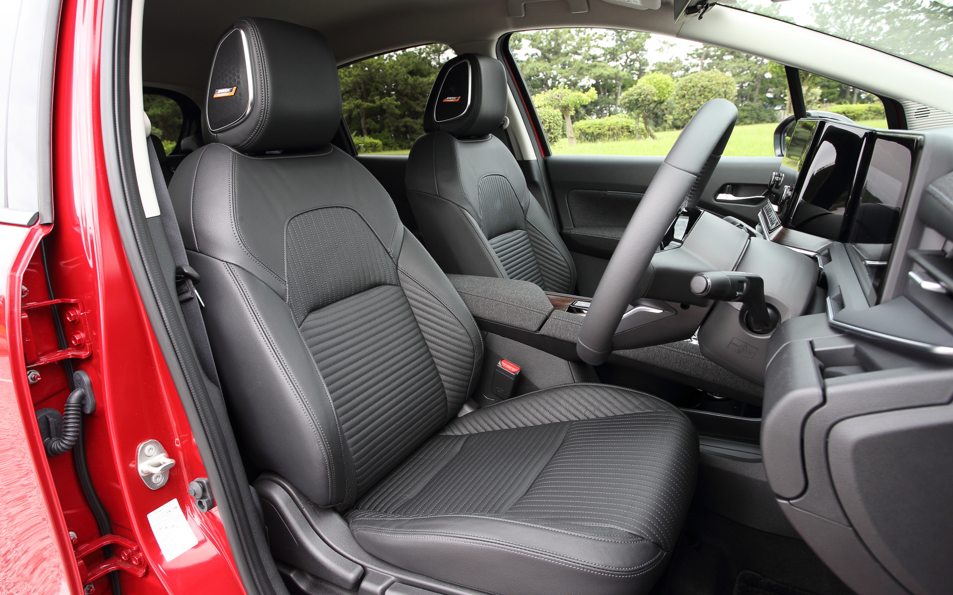 人間工学に基づき疲労が軽減するように設計された「ゼログラビティシート」を全席に採用。オプション設定の「BOSEパーソナルプラスサウンドシステム」（8スピーカー〈フロント、前席デュアルヘッドレスト、ツイーター〉、パーソナルスペースコントロール）では、BOSE独自のアドバンスドシグナルプロセッシングテクノロジーがもたらす広がりのあるプレミアムな音響を体感できる