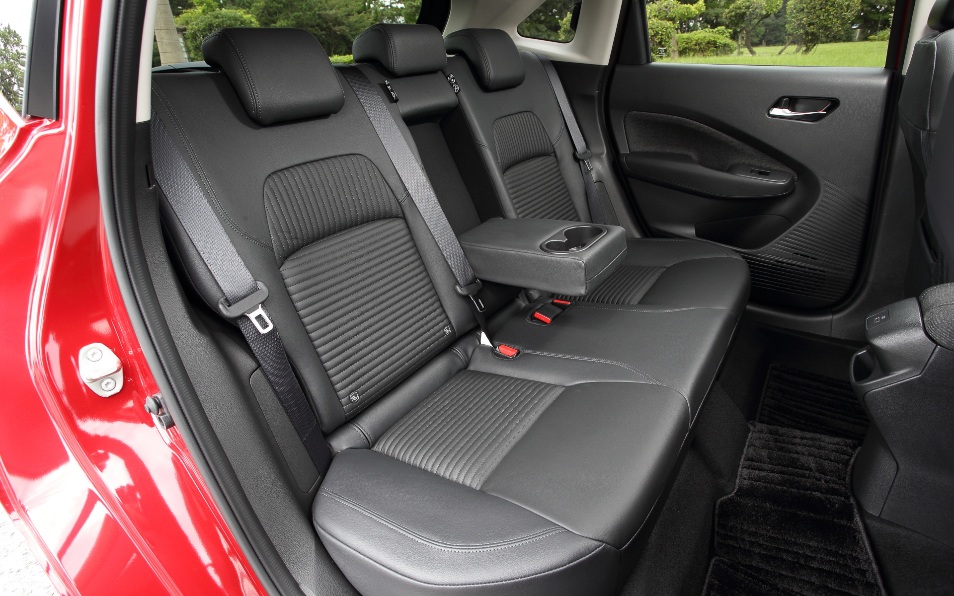 人間工学に基づき疲労が軽減するように設計された「ゼログラビティシート」を全席に採用。オプション設定の「BOSEパーソナルプラスサウンドシステム」（8スピーカー〈フロント、前席デュアルヘッドレスト、ツイーター〉、パーソナルスペースコントロール）では、BOSE独自のアドバンスドシグナルプロセッシングテクノロジーがもたらす広がりのあるプレミアムな音響を体感できる