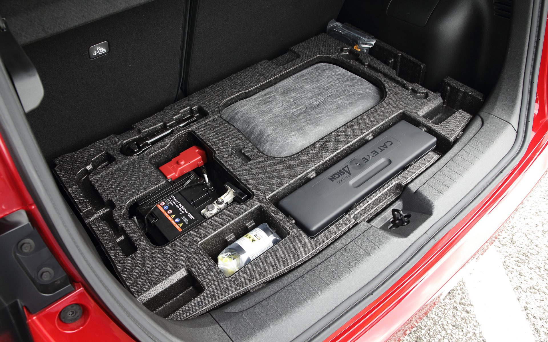 ラゲッジ下に補機用の12Vバッテリーなどがレイアウトされる