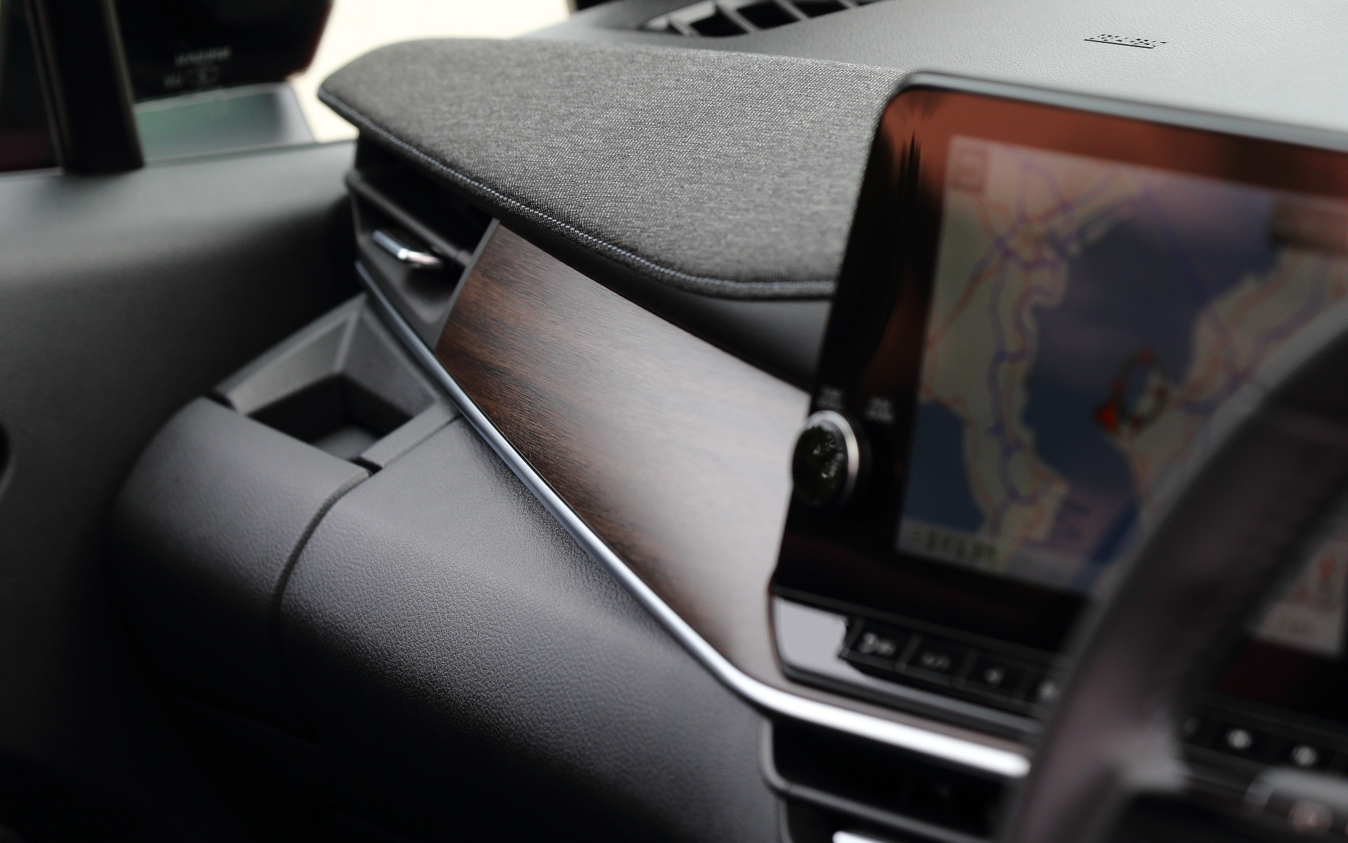 インテリアではツイード表皮と木目調パネルをインパネに採用するとともに、ツイード表皮シート（または本革3層構造シート）、センターコンソールのイルミネーション、クラス初採用の12.3インチフルTFTメーターなどを新たに装備し、五感で感じる美しさと機能性を追求