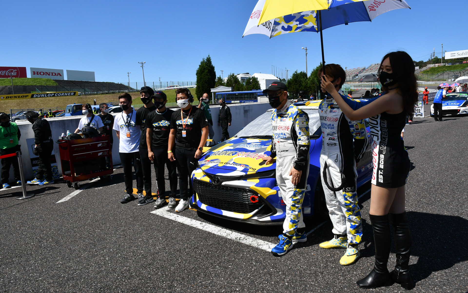 チームスタッフとともにスタート前の記念写真