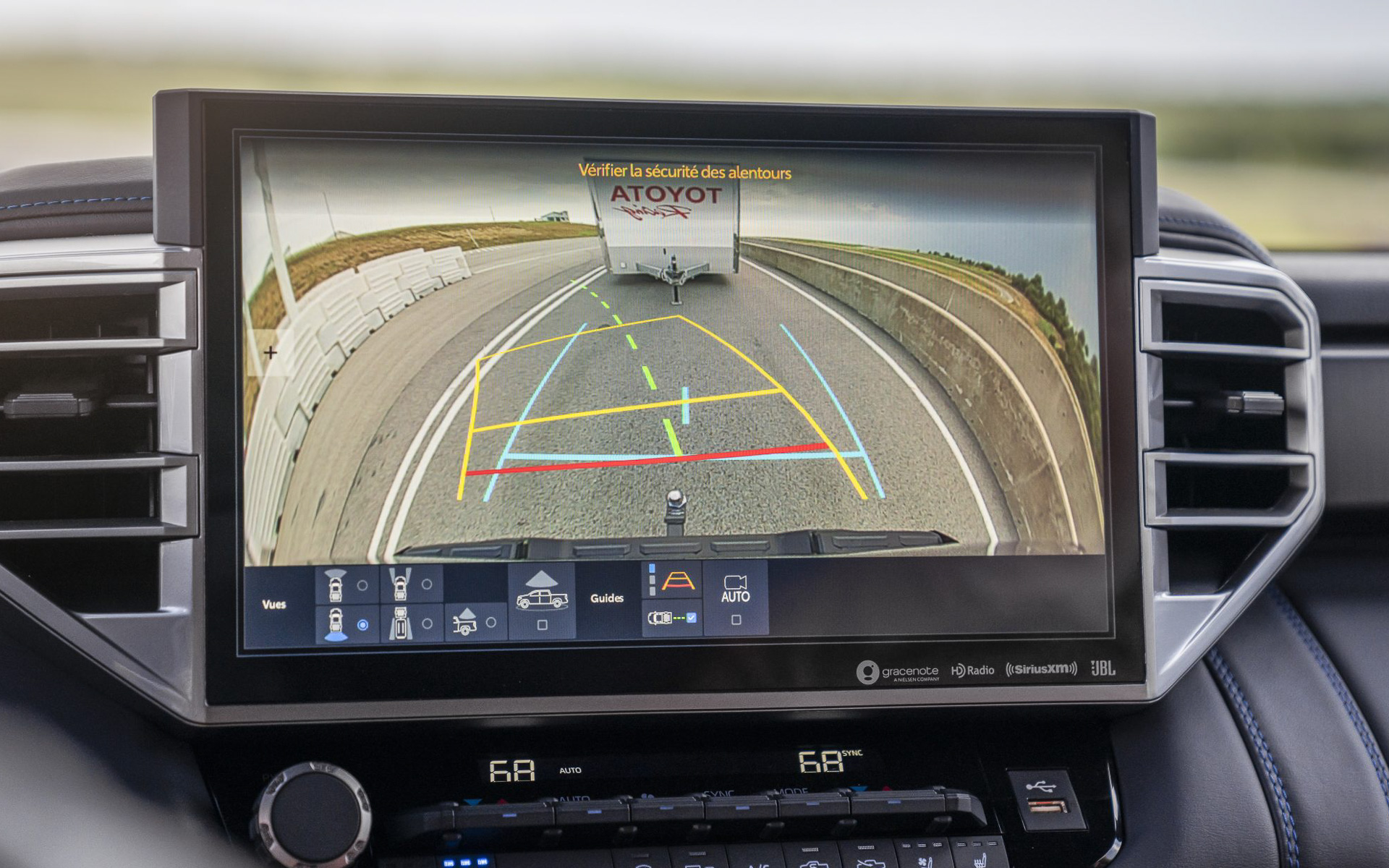 複数のカメラで周囲の安全を確認できる