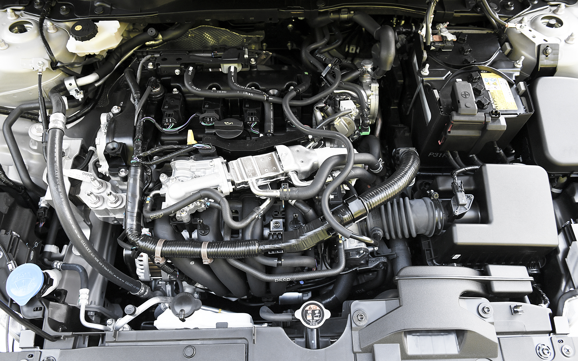 今回の商品改良では、直列4気筒DOHC 1.5リッター「P5-VPS」型エンジンであるSKYACTIV-G 1.5に独自技術の「Diagonal Vortex Combustion」(ダイアグナル・ボーテックス・コンバスチョン:斜め渦燃焼)を加え、圧縮比を12から14に高め、環境性能を向上。燃費はWLTCモードで従来のガソリンエンジンから最大6.8%向上したという。試乗車の最高出力は81kW(110PS)/6000rpm、最大トルクは142Nm(14.5kgfm)/3500rpmで、WLTCモード燃費は18.1km/L