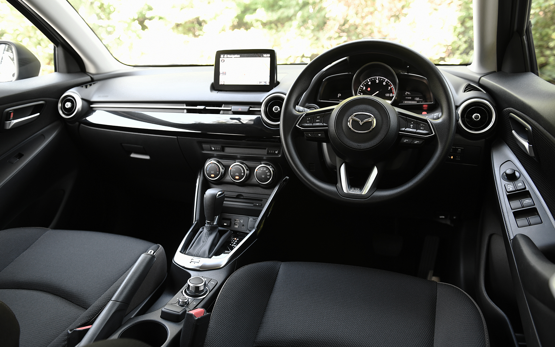 15S Proactive Smart Edition IIのインテリア。室内では対応するスマートフォンをコンソールに置くだけで充電ができるワイヤレス充電（Qi）と、簡単な登録でスマホを取り出さずに自動接続ができるApple CarPlayワイヤレス接続をオプション設定した