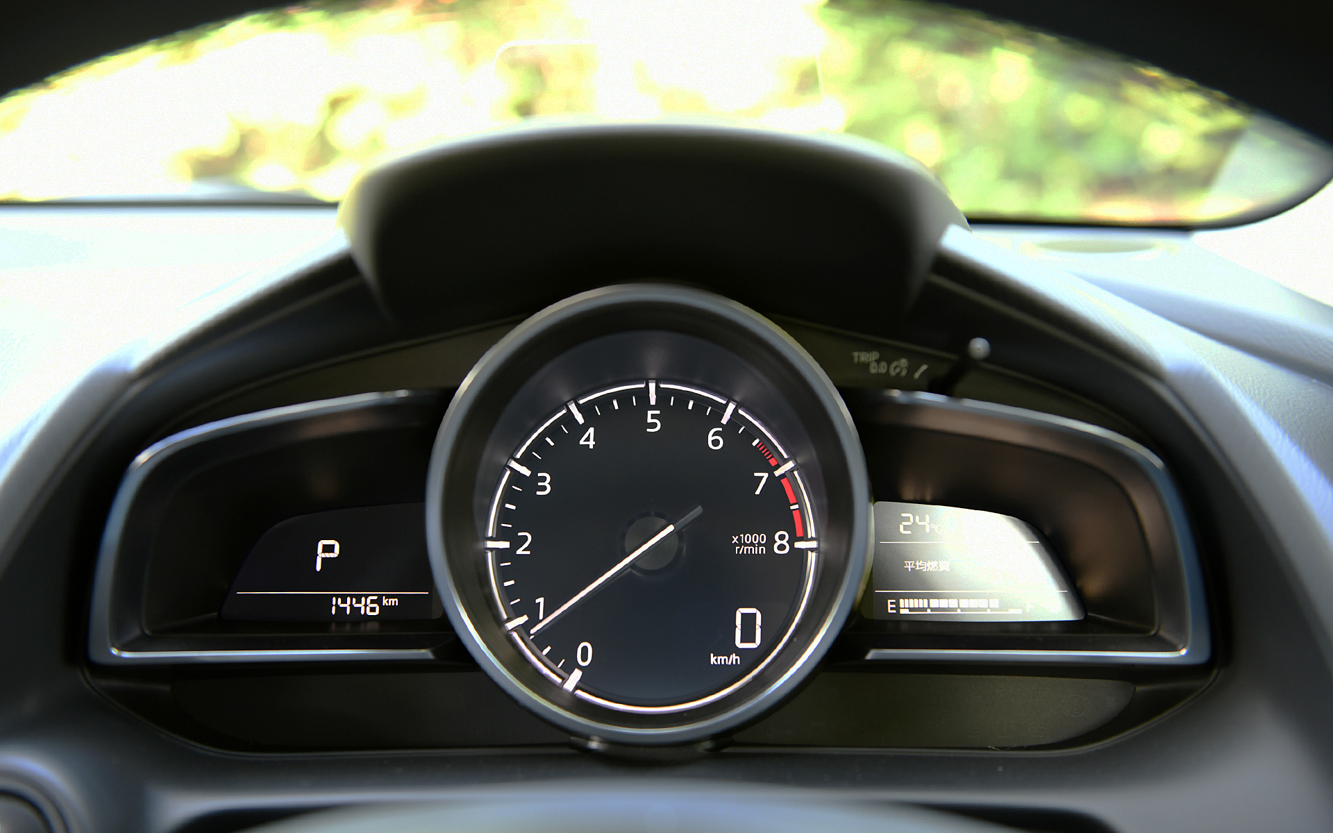 15S Proactive Smart Edition IIのインテリア。室内では対応するスマートフォンをコンソールに置くだけで充電ができるワイヤレス充電（Qi）と、簡単な登録でスマホを取り出さずに自動接続ができるApple CarPlayワイヤレス接続をオプション設定した