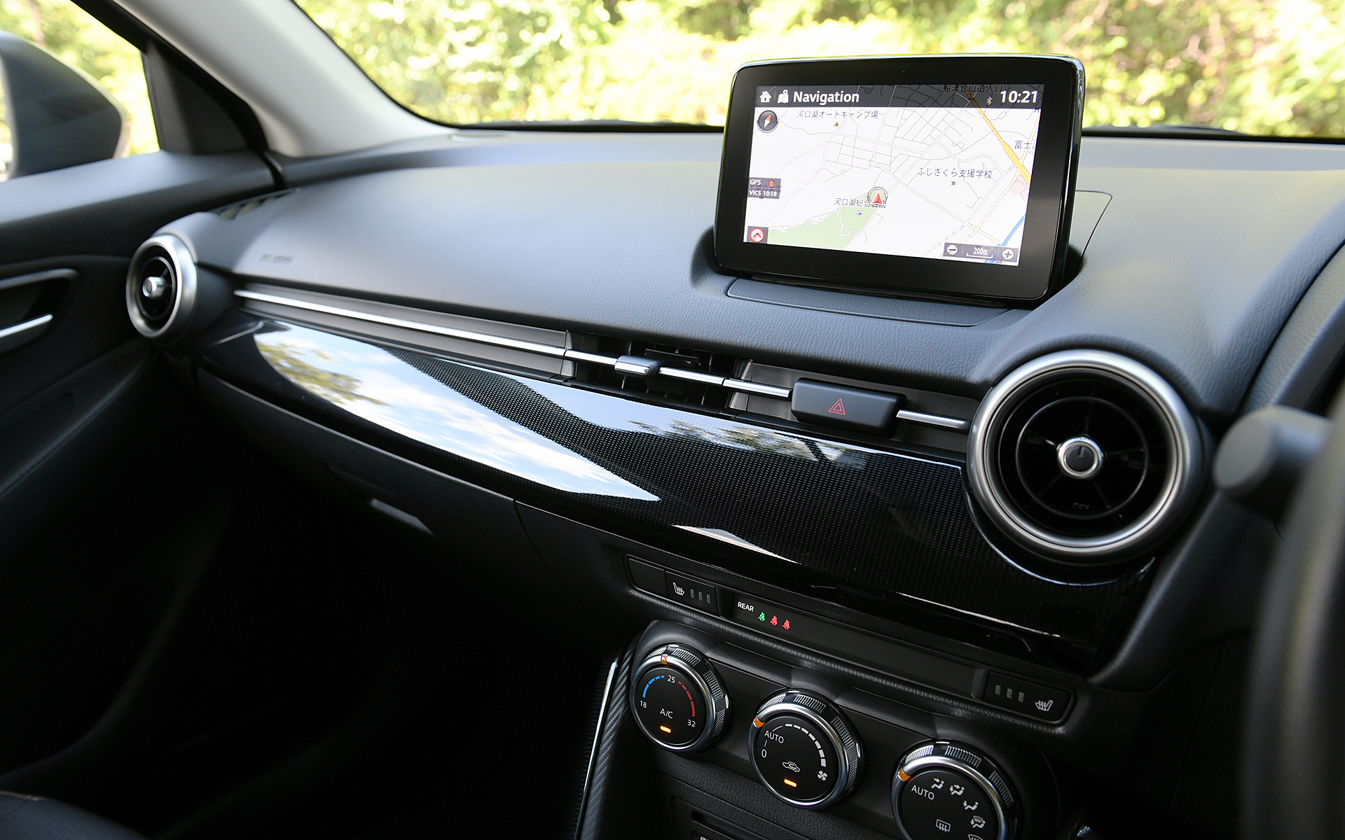 15S Proactive Smart Edition IIのインテリア。室内では対応するスマートフォンをコンソールに置くだけで充電ができるワイヤレス充電（Qi）と、簡単な登録でスマホを取り出さずに自動接続ができるApple CarPlayワイヤレス接続をオプション設定した