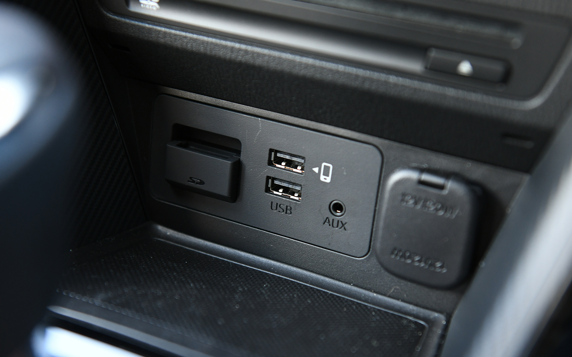 15S Proactive Smart Edition IIのインテリア。室内では対応するスマートフォンをコンソールに置くだけで充電ができるワイヤレス充電（Qi）と、簡単な登録でスマホを取り出さずに自動接続ができるApple CarPlayワイヤレス接続をオプション設定した