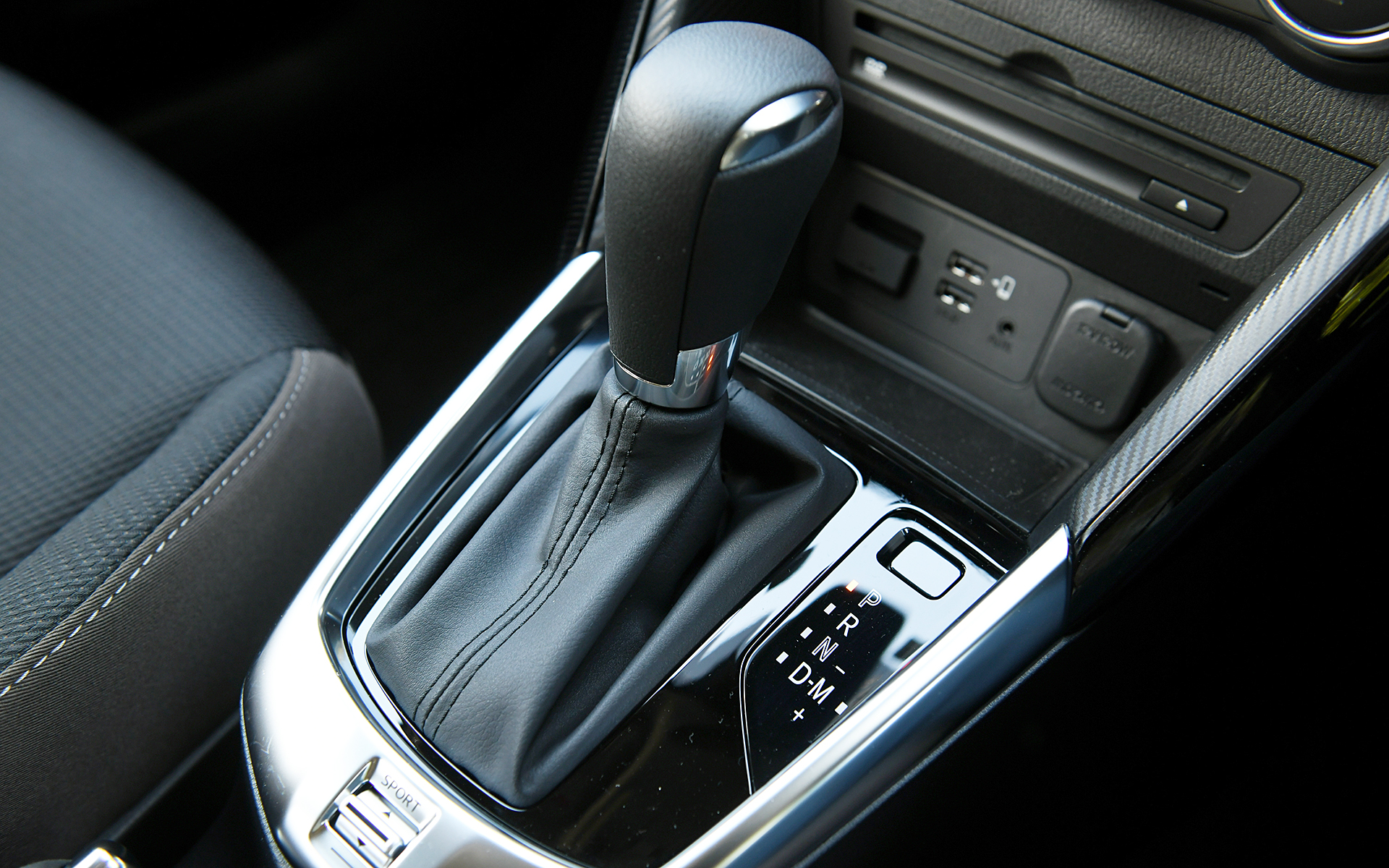 15S Proactive Smart Edition IIのインテリア。室内では対応するスマートフォンをコンソールに置くだけで充電ができるワイヤレス充電（Qi）と、簡単な登録でスマホを取り出さずに自動接続ができるApple CarPlayワイヤレス接続をオプション設定した