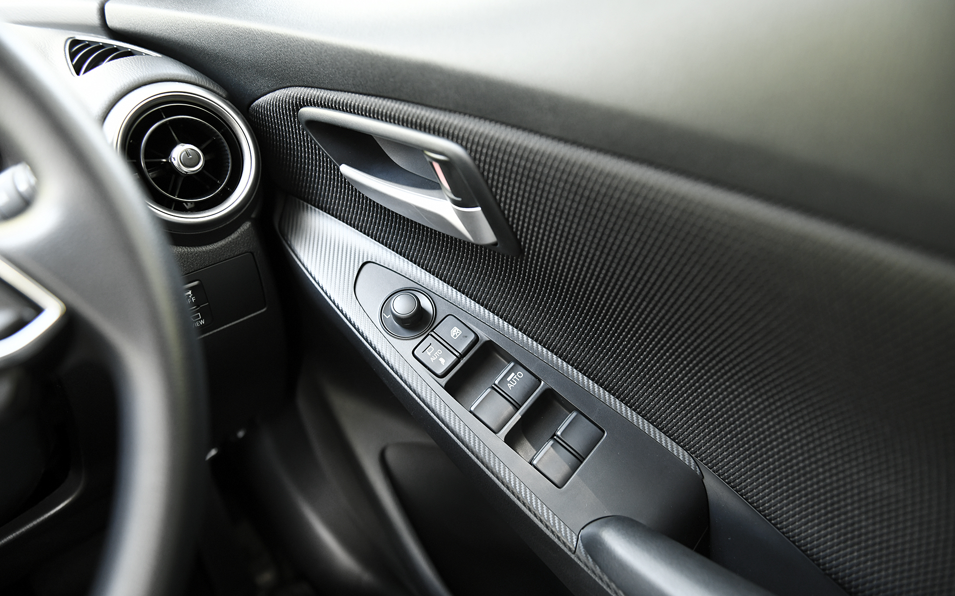 15S Proactive Smart Edition IIのインテリア。室内では対応するスマートフォンをコンソールに置くだけで充電ができるワイヤレス充電（Qi）と、簡単な登録でスマホを取り出さずに自動接続ができるApple CarPlayワイヤレス接続をオプション設定した