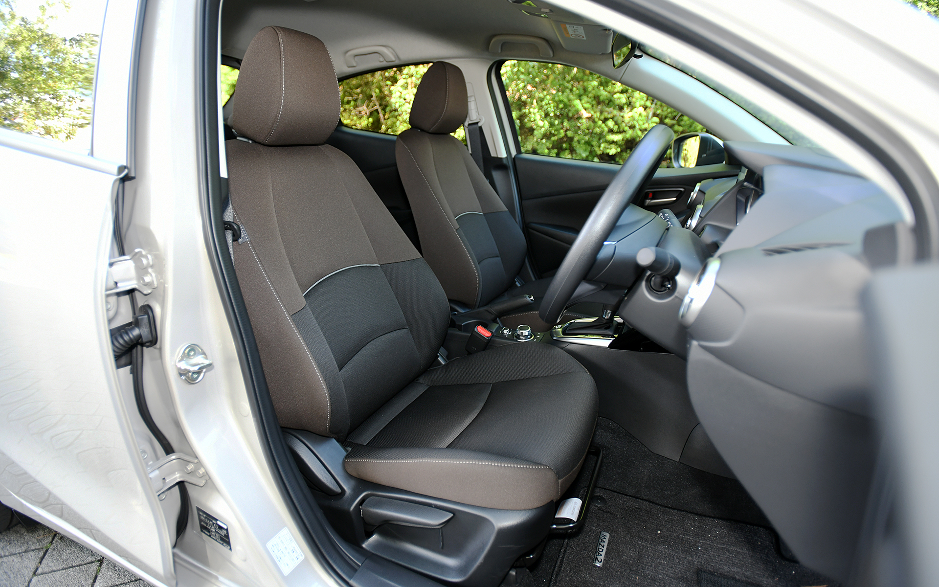 15S Proactive Smart Edition IIのインテリア。室内では対応するスマートフォンをコンソールに置くだけで充電ができるワイヤレス充電（Qi）と、簡単な登録でスマホを取り出さずに自動接続ができるApple CarPlayワイヤレス接続をオプション設定した