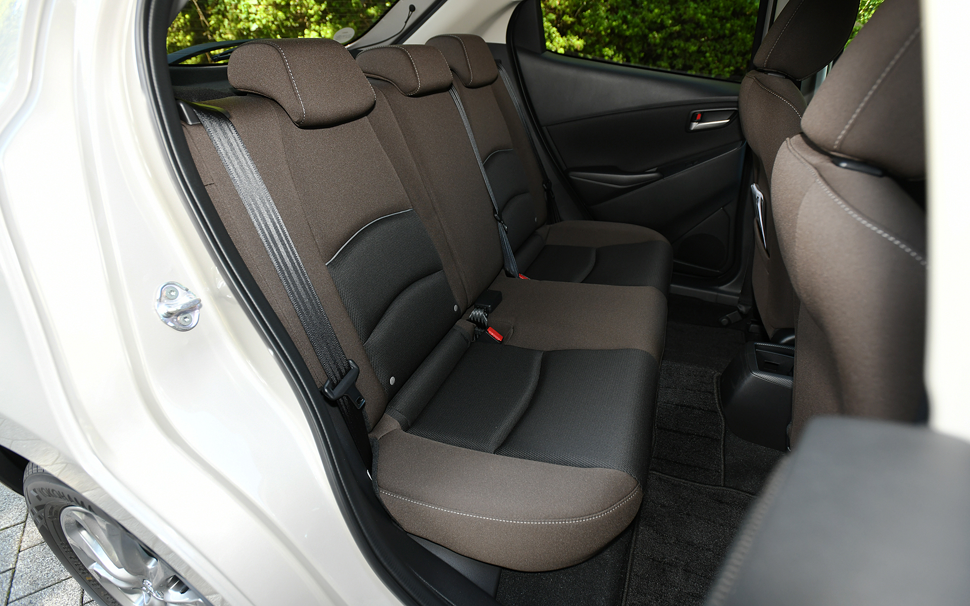 15S Proactive Smart Edition IIのインテリア。室内では対応するスマートフォンをコンソールに置くだけで充電ができるワイヤレス充電（Qi）と、簡単な登録でスマホを取り出さずに自動接続ができるApple CarPlayワイヤレス接続をオプション設定した