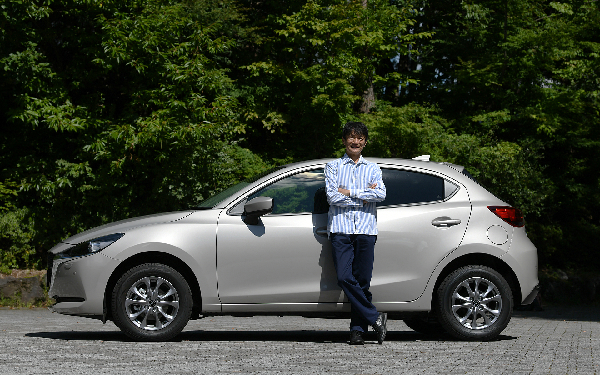 今回試乗したのは6月に商品改良を行なったコンパクトカー「MAZDA2」。グレードは4WDの「15S Proactive Smart Edition II」(196万8500円)でボディサイズは4065×1695×1550mm(全長×全幅×全高、シャークフィンアンテナ装着車)、ホイールベースは2570mm。エンジンの改良によって2030年度燃費基準における減税対象となり、2021年12月31日までに新車登録する場合に購入時の自動車税率(環境性能割)が非課税となるほか、エコカー減税(重量税)が50%減税となる
