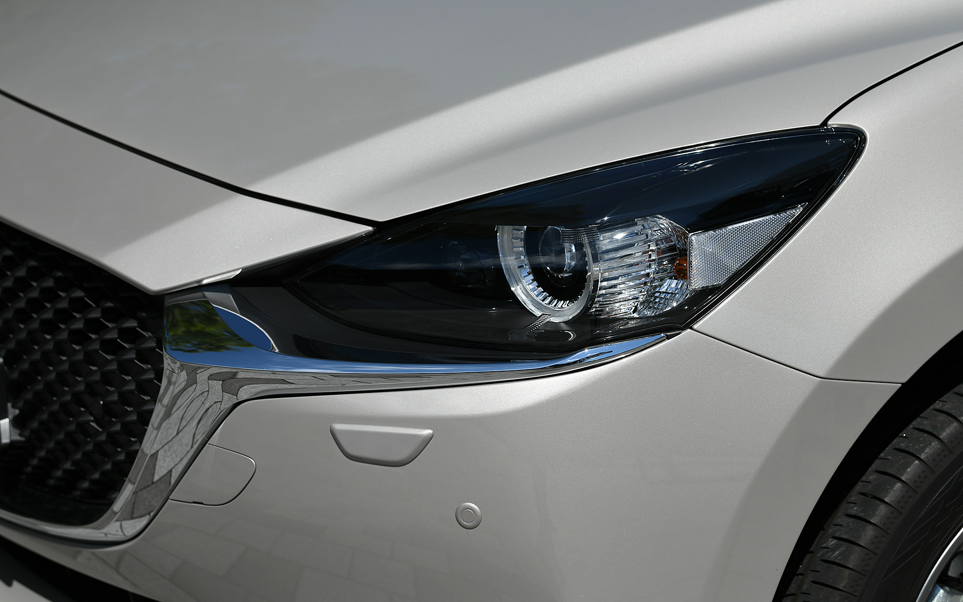 ボディカラーは新色の「プラチナクォーツメタリック」。今回の商品改良で外観上での変更点は大きくはなく、4WD車にフロントウィンドウにたまった雪を取り除きやすくするワイパーデアイサーを全車標準装備とした。足下は15インチアルミホイールに横浜ゴム「BluEarth-GT AE51」（185/65R15）をセット