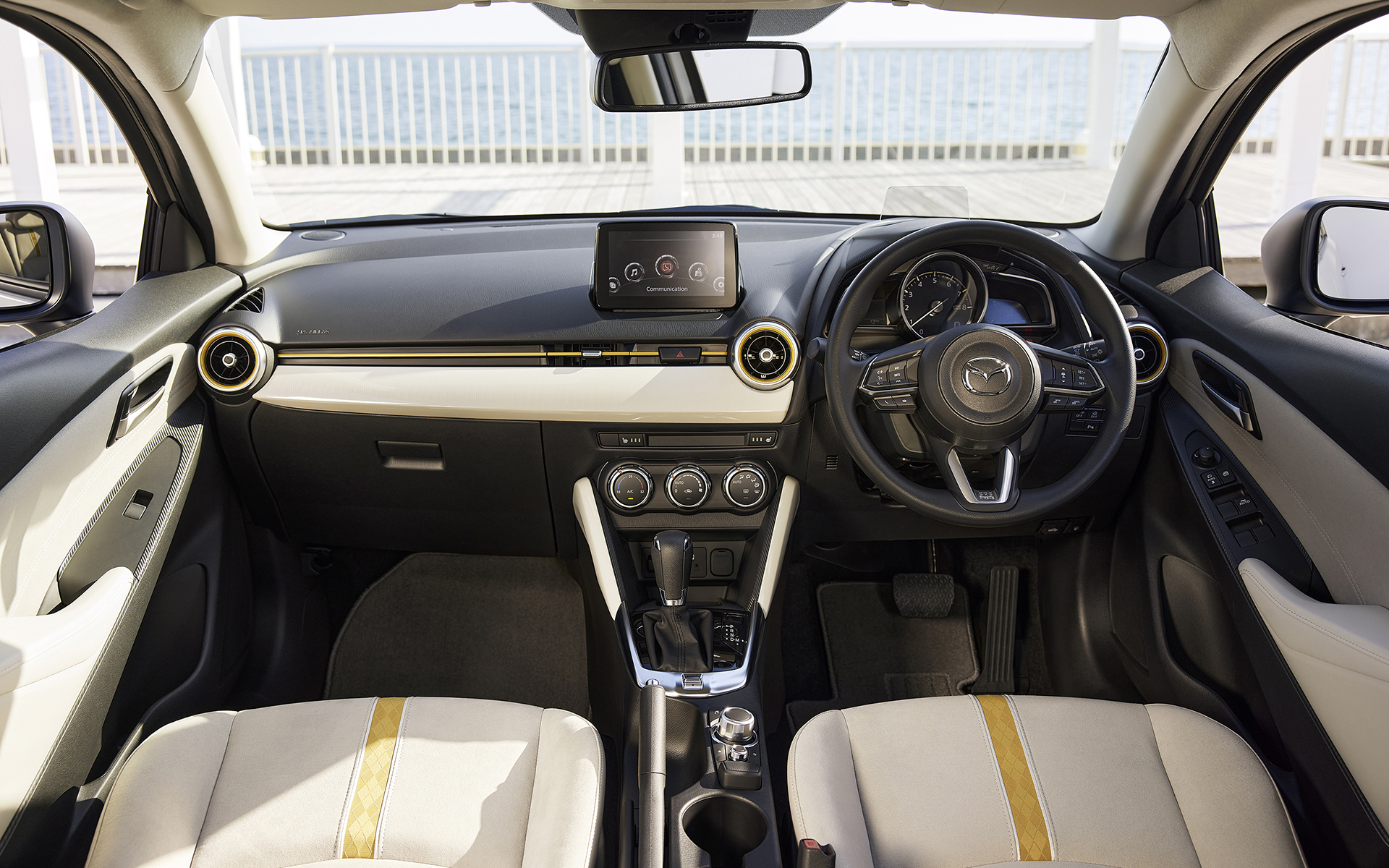 こちらは商品改良とともに設定された特別仕様車「Sunlit Sitrus（サンリット シトラス）」。シートやダッシュボード、ドアトリムに手触りのよいグレージュのスエード調人工皮革「グランリュクス」を使用し、差し色に“シトラス”を加えることで“燦々と輝く太陽の下での南方への旅”をイメージした室内空間を作り上げている。価格は196万9000円～244万2000円