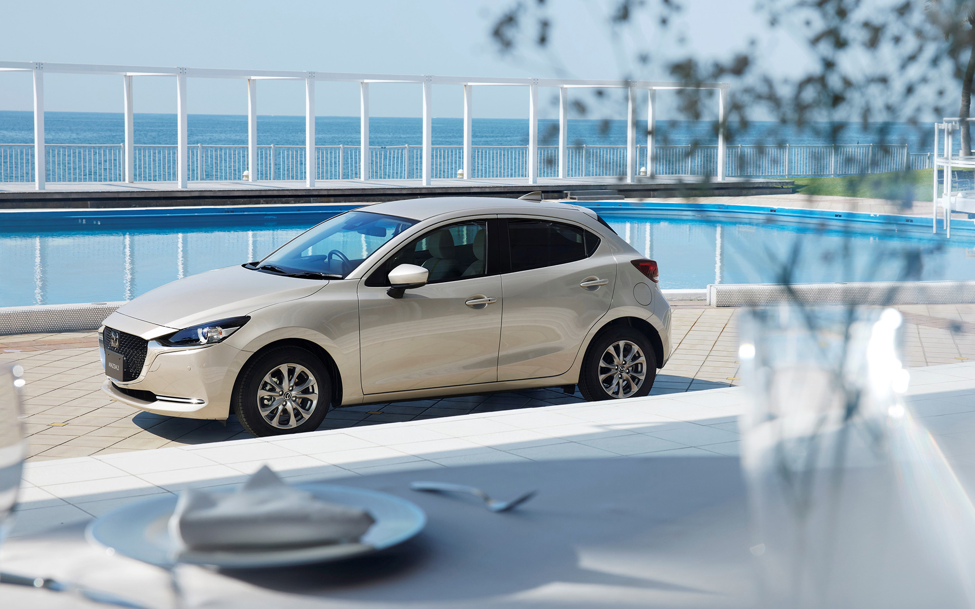 こちらは商品改良とともに設定された特別仕様車「Sunlit Sitrus（サンリット シトラス）」。シートやダッシュボード、ドアトリムに手触りのよいグレージュのスエード調人工皮革「グランリュクス」を使用し、差し色に“シトラス”を加えることで“燦々と輝く太陽の下での南方への旅”をイメージした室内空間を作り上げている。価格は196万9000円～244万2000円