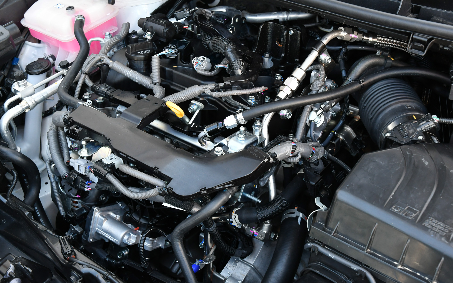 水素GRヤリスのエンジン。まず、この水素GRヤリスでさまざまなことを試して、水素カローラへと技術移転する。外観から水素エンジンと明確に分かるところはない