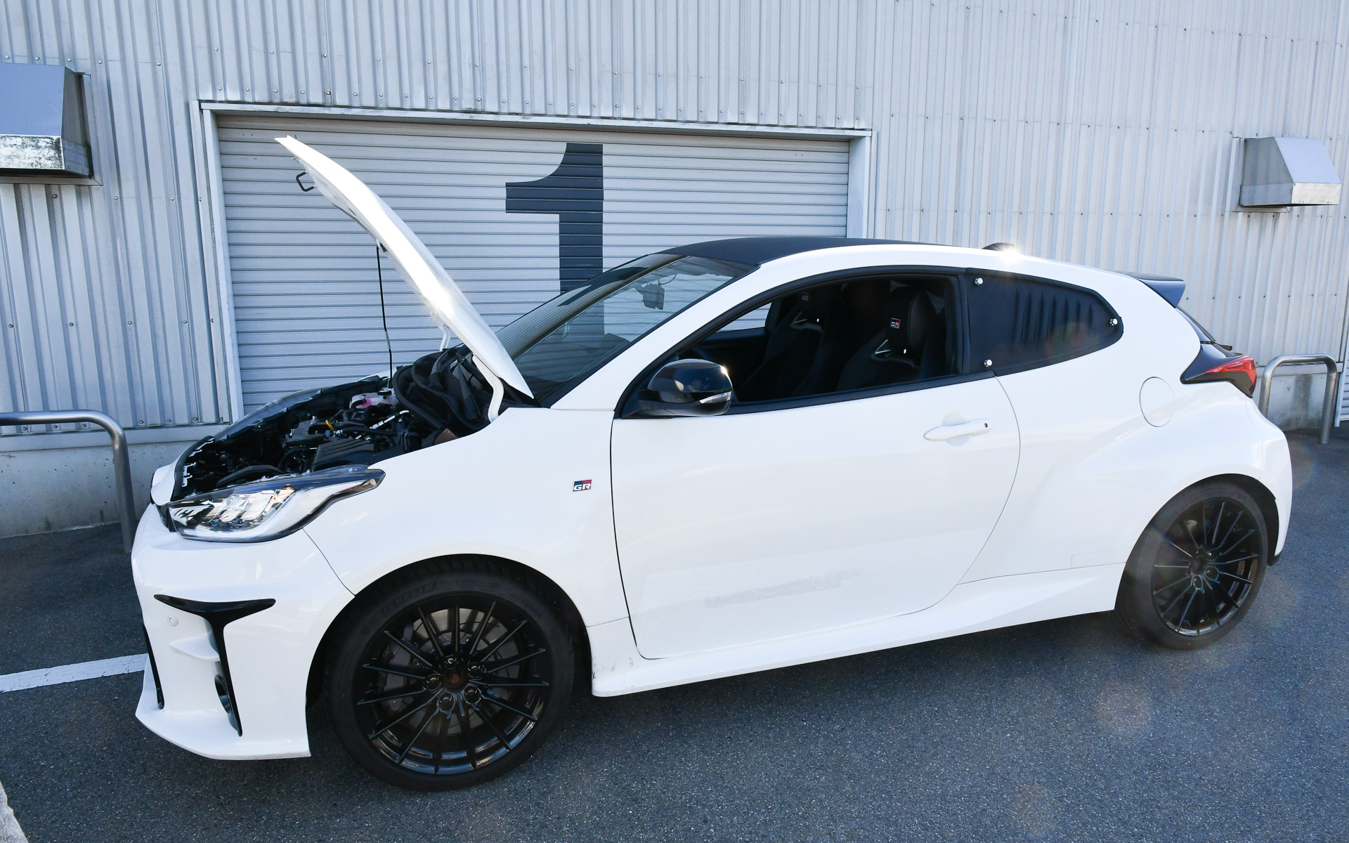 鈴鹿サーキットの交通センターに置かれていた水素GRヤリス。外観からは、リアの窓がなくなっているのが大きな変更点。リアには水素タンクが1本置かれている