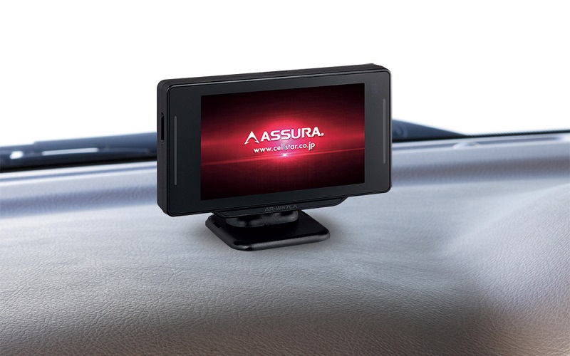 本体は車内にスッキリと取り付けられるコンパクトな設計で、マウントベースを使用してダッシュボードなどに装着できる（右はマウントベース単品）