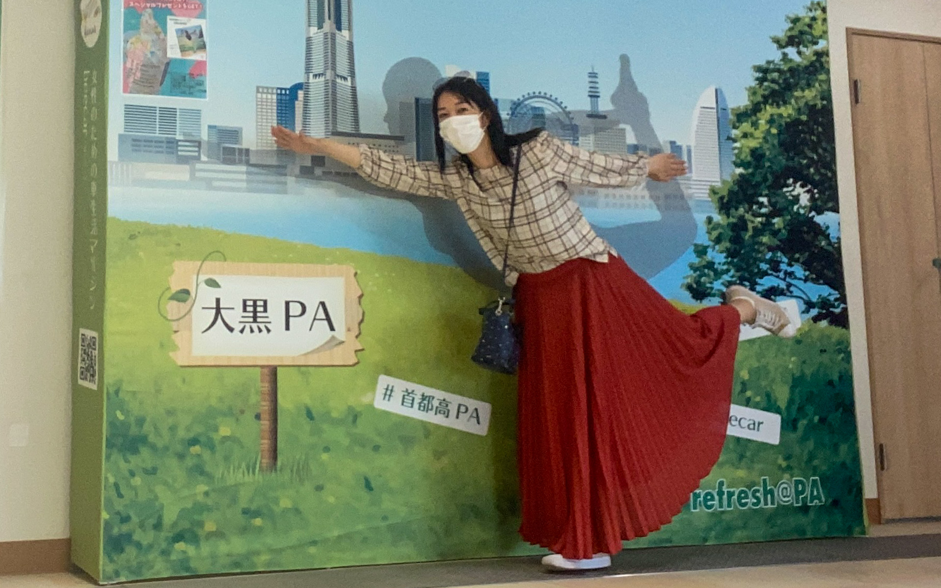 さっそく、ヨガでも見たことのあるポーズ、チャレンジポーズをやってみたんですが……。これ、見た目よりずっと身体のスジが伸びて、運動不足の身にはキツイ（笑）。スカートを履いていたのも敗因でした。でも、少しこのポーズでいたらリフレッシュできた気がします！　この写真をお店に見せると、大黒PAではソフトクリームのパチパチキャンディートッピングが無料に！　川口PAではシューアイズがもらえる！　という嬉しい特典があるので、みなさんぜひチャレンジしてみてくださいね