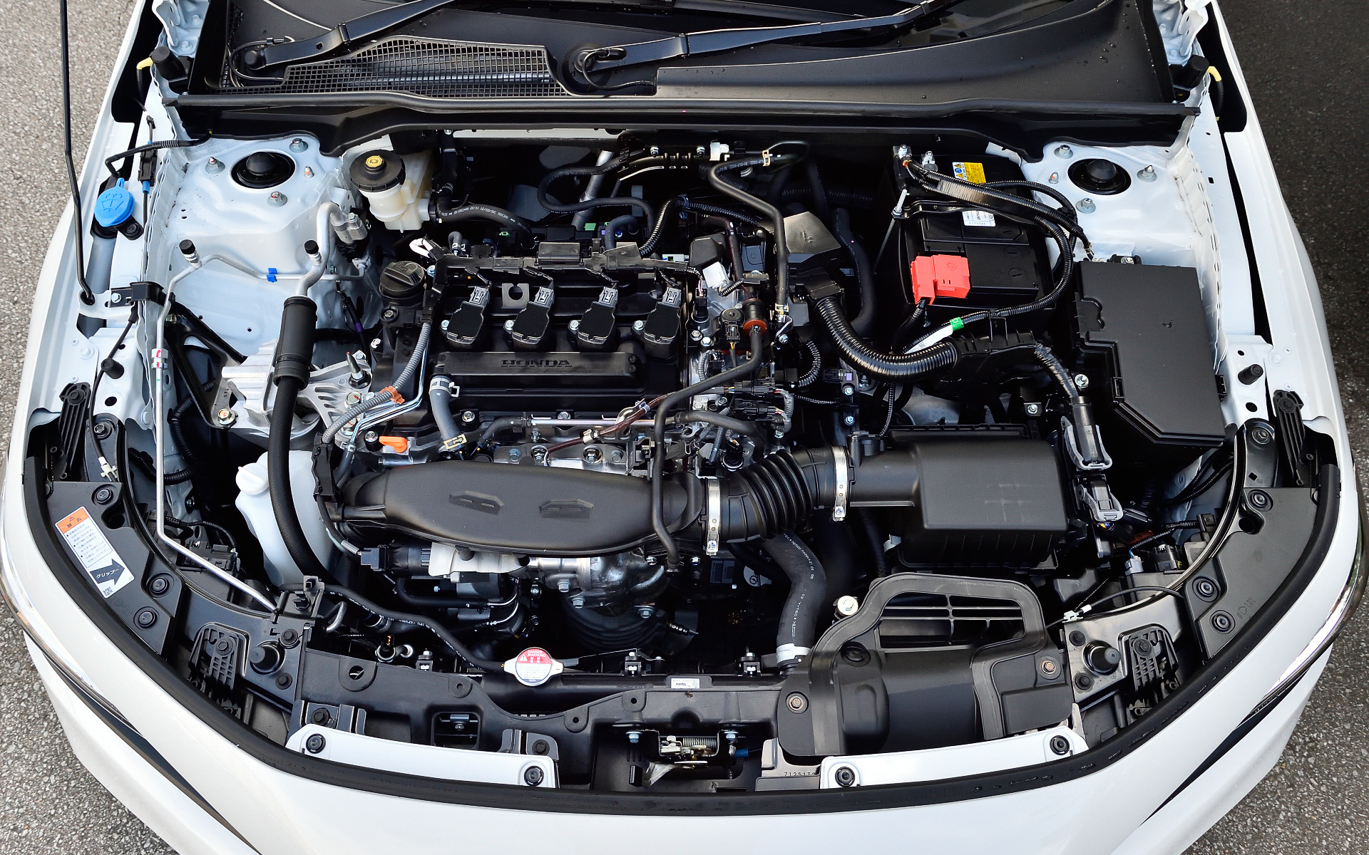 搭載される直列4気筒DOHC 1.5リッター直噴ターボエンジンは最高出力134kW（182PS）/6000rpm、最大トルク240Nm（24.5kgfm）/1700-4500rpmを発生。CVT車もMT車も同じスペックとなる