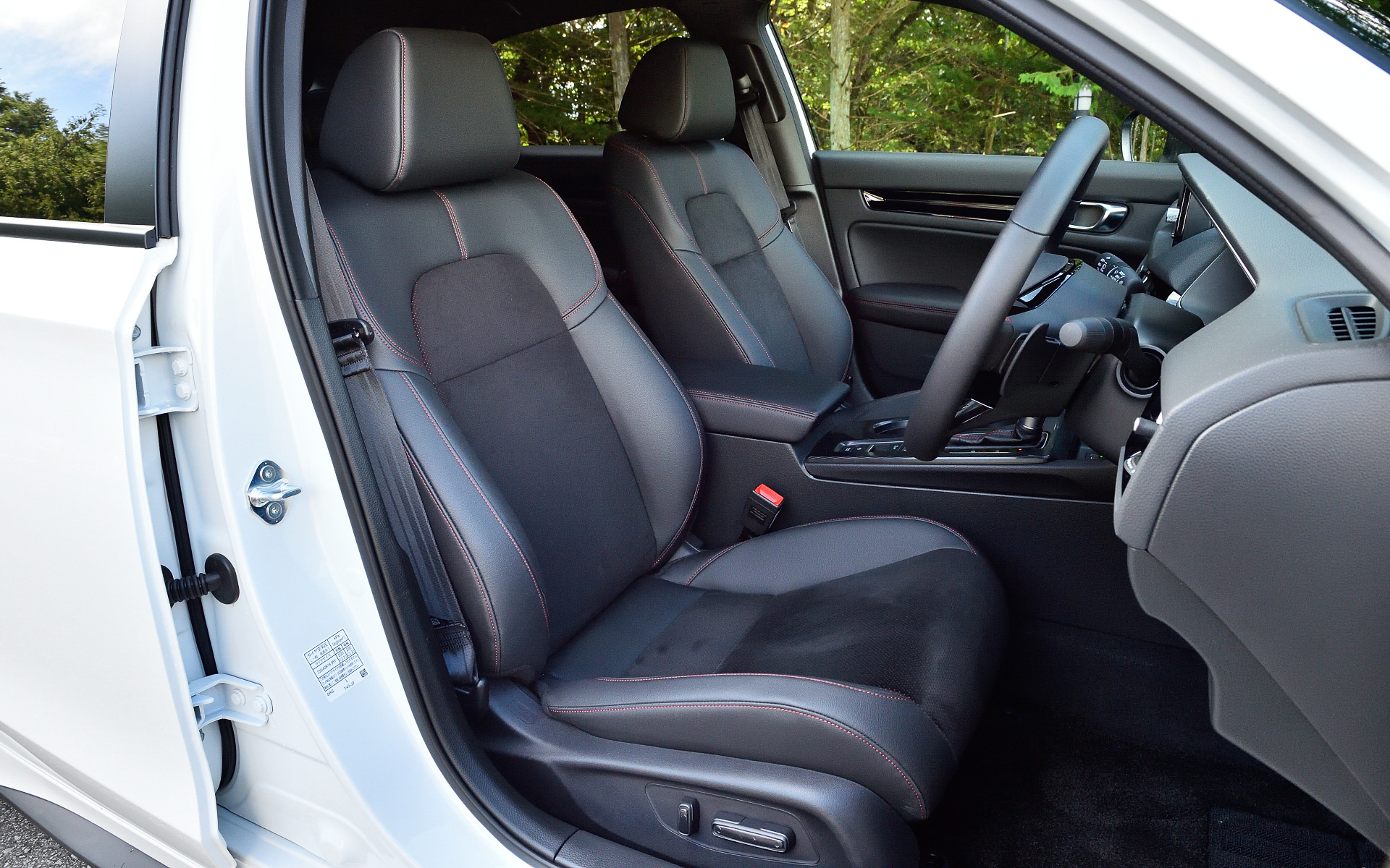 内装は「EX」グレードがブラック×レッド（写真）でレッドステッチがあしらわれる。「LX」グレードはブラックのみの設定