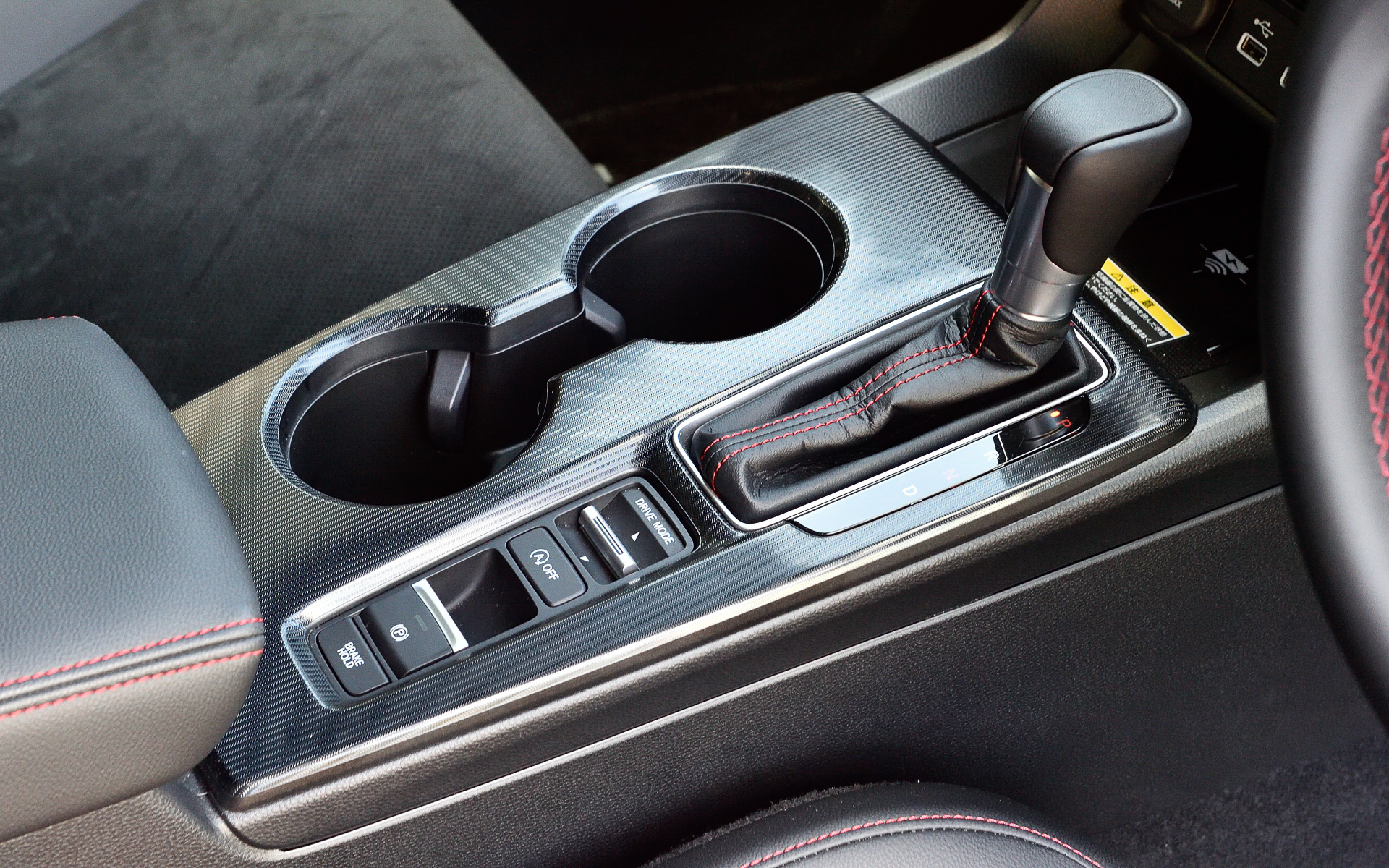 CVTはシフトレバーの隣にドライブモードのスイッチが配置される