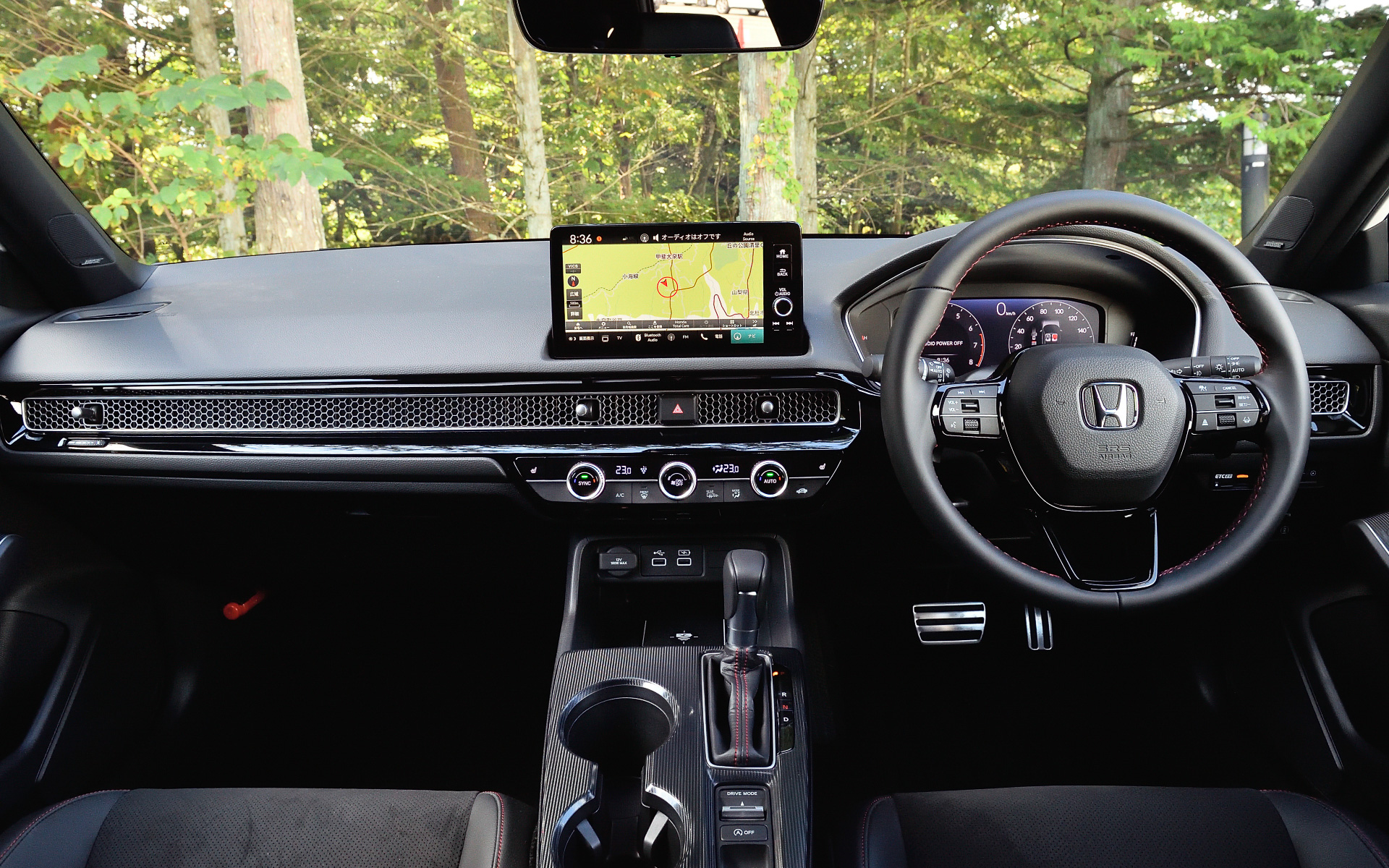 スッキリとデザインされて、明るく広がりの視界が確保された。写真は「EX」グレード