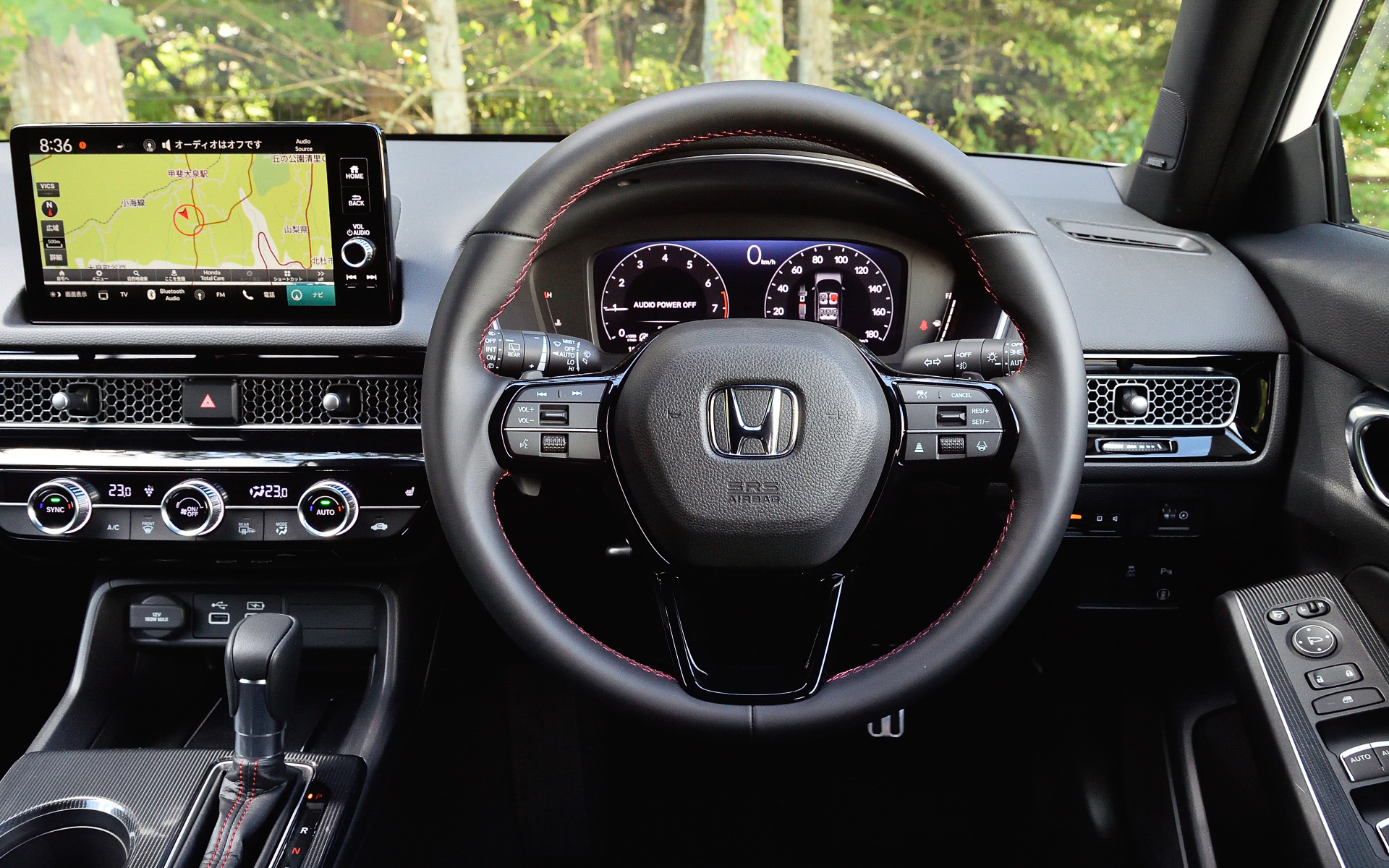 CVTモデルのインパネまわり。CVTはステアリングにパドルシフトも完備する